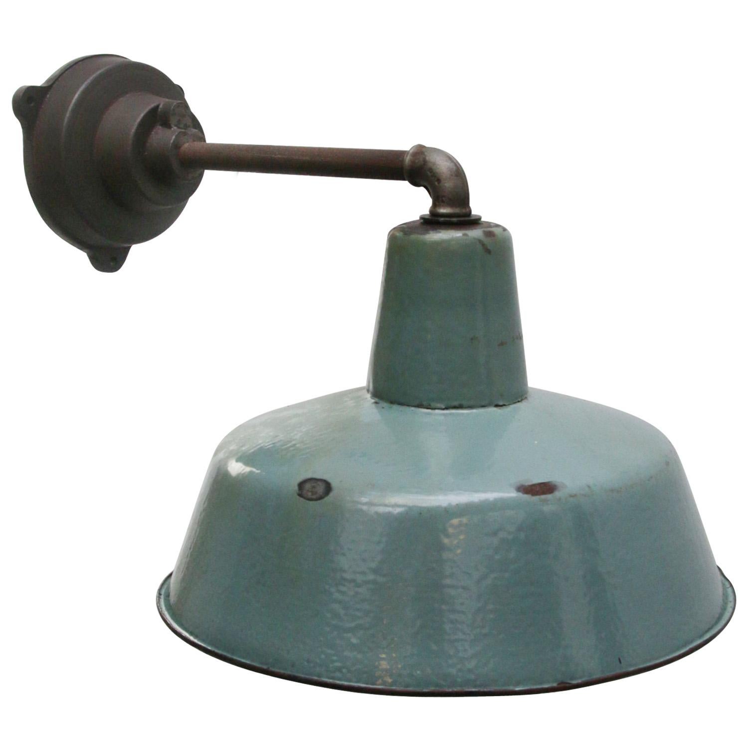 Industrial wall light
Petrol colored enamel shade, white interior
cast iron arm

diameter cast iron wall piece: 12 cm, 3 holes to secure

Weight: 3.10 kg / 6.8 lb

Priced per individual item. All lamps have been made suitable by