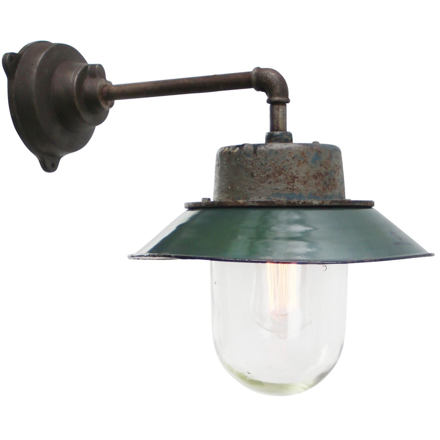 Petrol enamel Industrial wall light.
Cast iron top.
Clear glass.

Diameter cast iron wall piece: 12 cm. Three holes to secure.

Weight: 6.70 kg / 14.8 lb

Priced per individual item. All lamps have been made suitable by international standards for