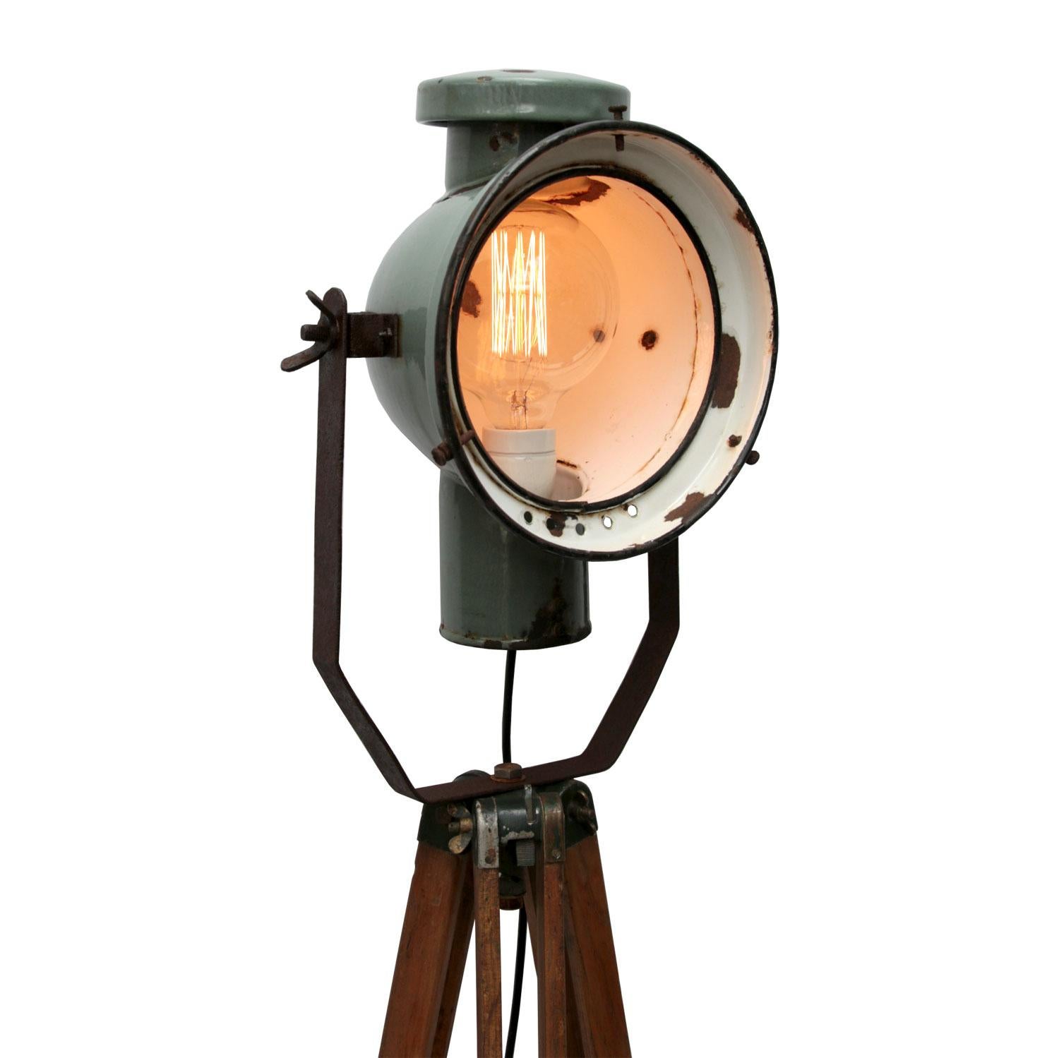 Industrial spot on wooden tripod. Adjustable height and angle. Black enamel spot white interior.
Measure: Diameter 38.5 cm. Max tripod height 140 cm. 10 kg total height as on left picture: 195 cm. 
Length electrical wire 4 meter.

Weight: 7.00