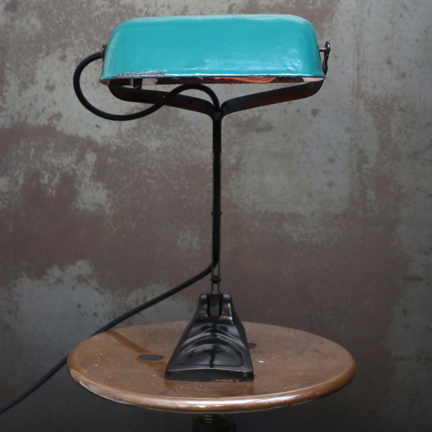 Industriel Lampe de bureau de table industrielle vintage en émail vert pétrole par Erpe en vente