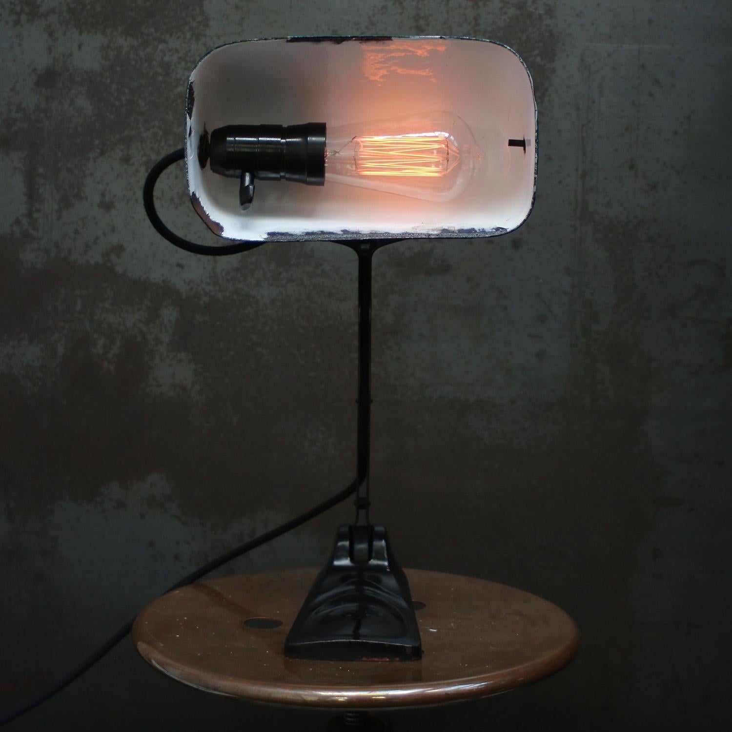 Belge Lampe de bureau de table industrielle vintage en émail vert pétrole par Erpe en vente