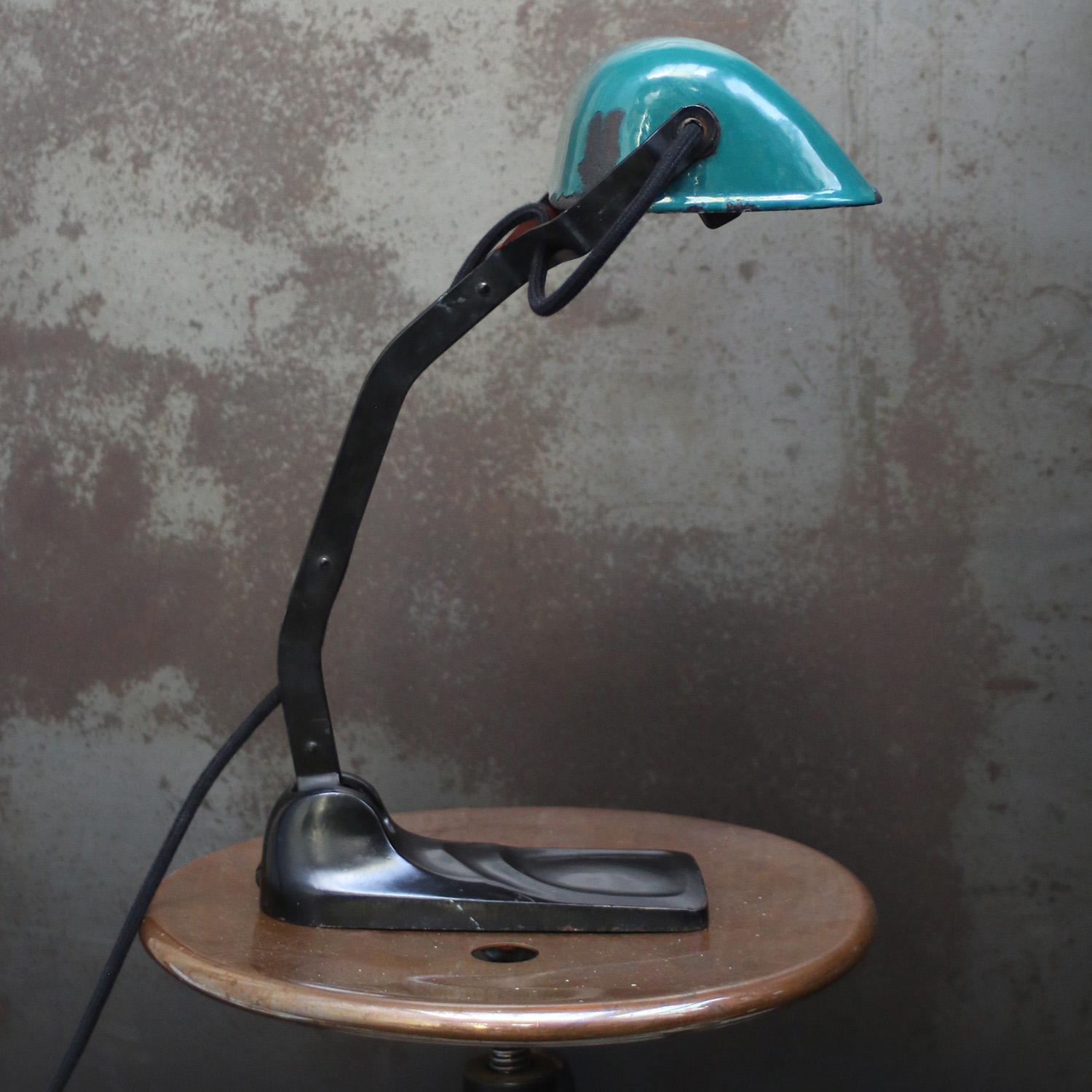 Moulage Lampe de bureau de table industrielle vintage en émail vert pétrole par Erpe en vente