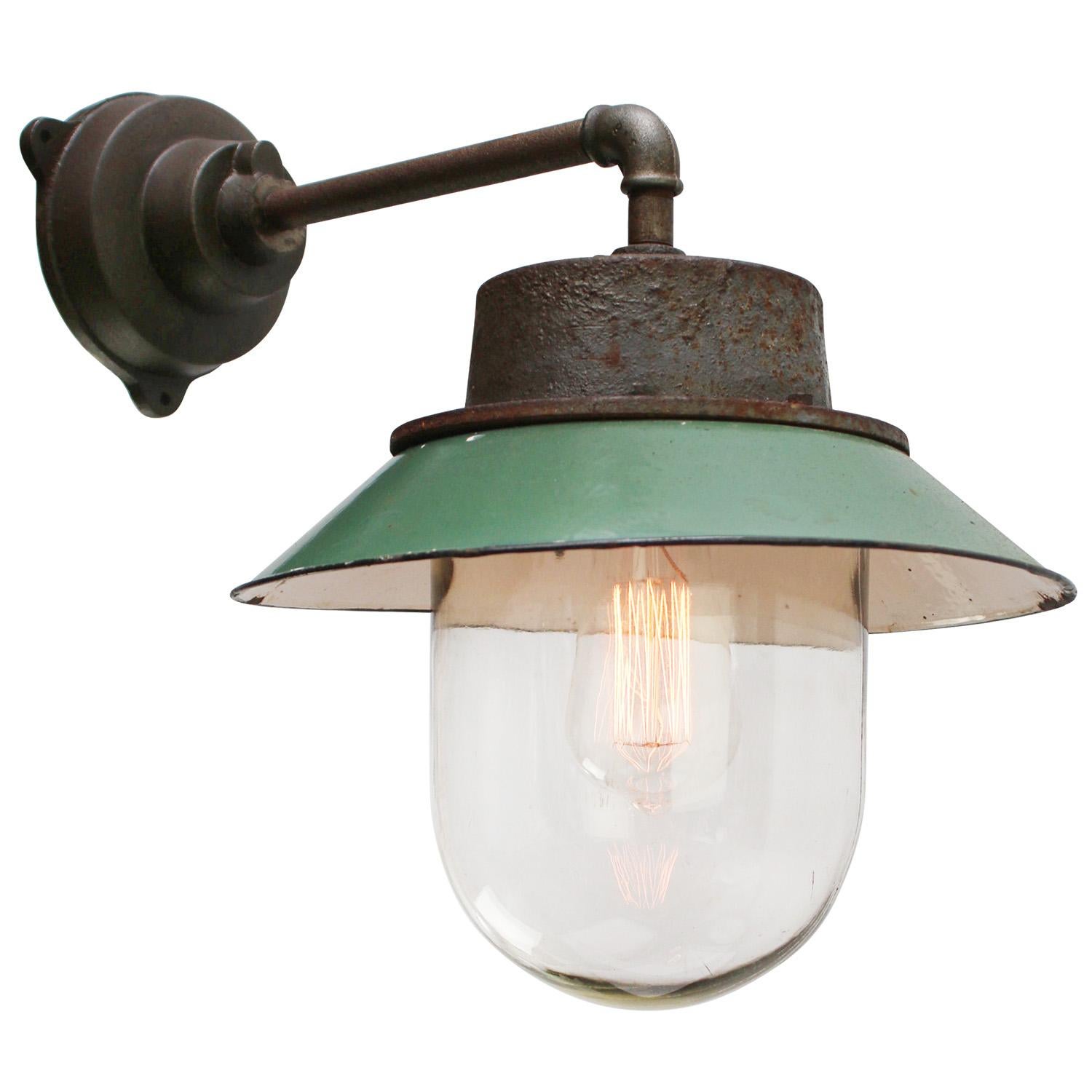 Lampada da parete industriale in smalto petrolio con interno bianco.
Vetro trasparente. 

Diametro del pezzo da parete in ghisa: 12 cm. Tre fori per il fissaggio.

Peso: 6,70 kg / 14,8 lb

Prezzo per singolo articolo. Tutte le lampade sono state
