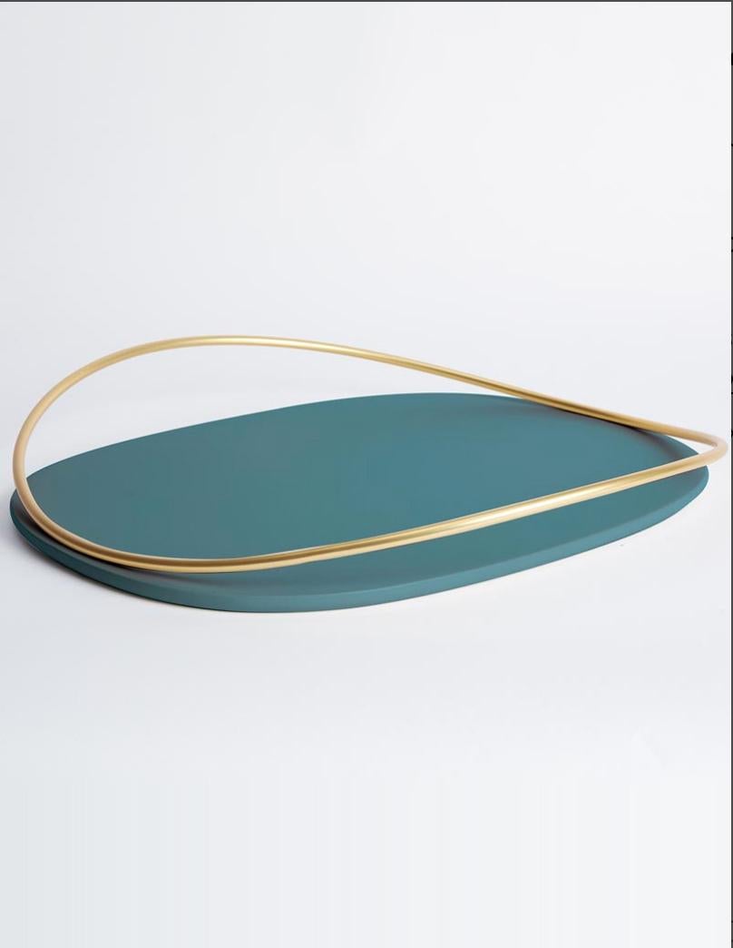Petrol green Touché D tray by Mason Editions
Dimensions: 36 × 48 × 6.4 cm
Materials: Iron and MDF
Colours: taupe, cotton, burgundy, sage green, petrol green

A light metal rod that rests on the surface and then lifts up, almost touching the surface