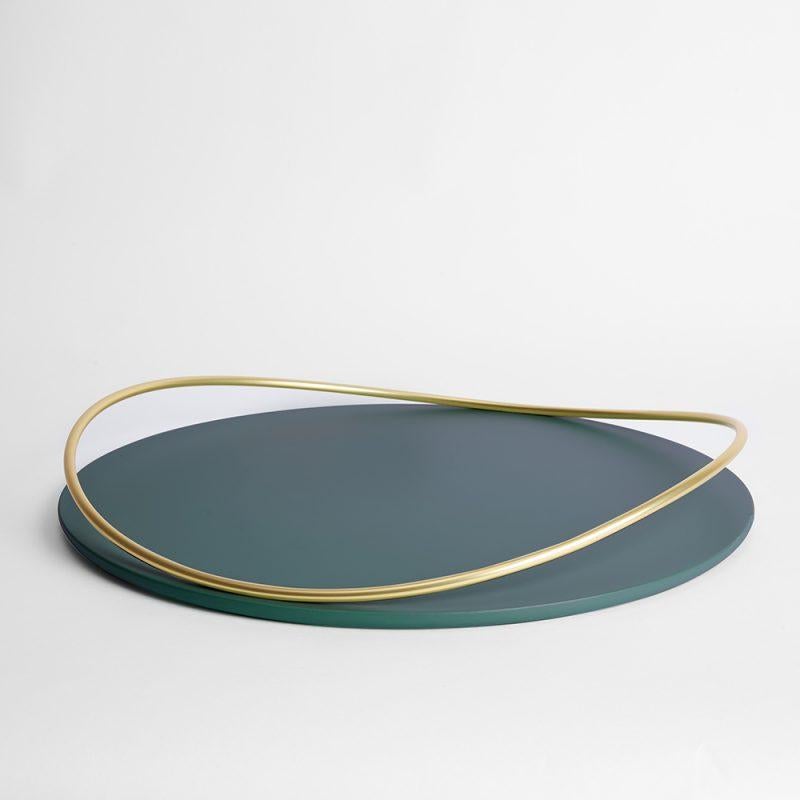 Petrol green Touché E Tray by Mason Editions.
Dimensions: D 48 × 7 cm.
Materials: iron and MDF.
Colours: taupe, cotton, burgundy, sage green, petrol green.

A light metal rod that rests on the surface and then lifts up, almost touching the