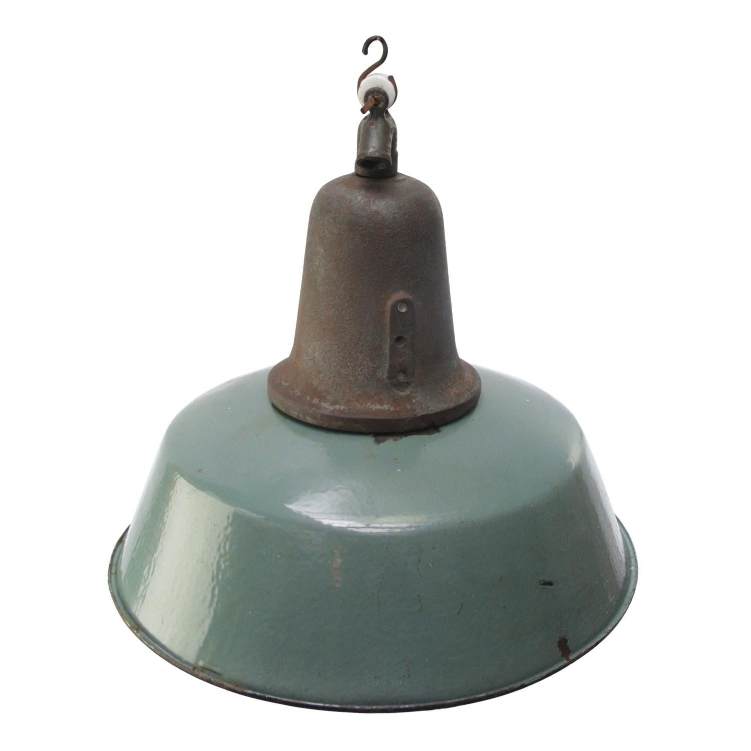 Vintage Industrial pendant Light.
Petrol enamel. White interior. Cast iron top.

Weight 4.0 kg / 8.8 lb

Priced per individual item. All lamps have been made suitable by international standards for incandescent light bulbs, energy-efficient and