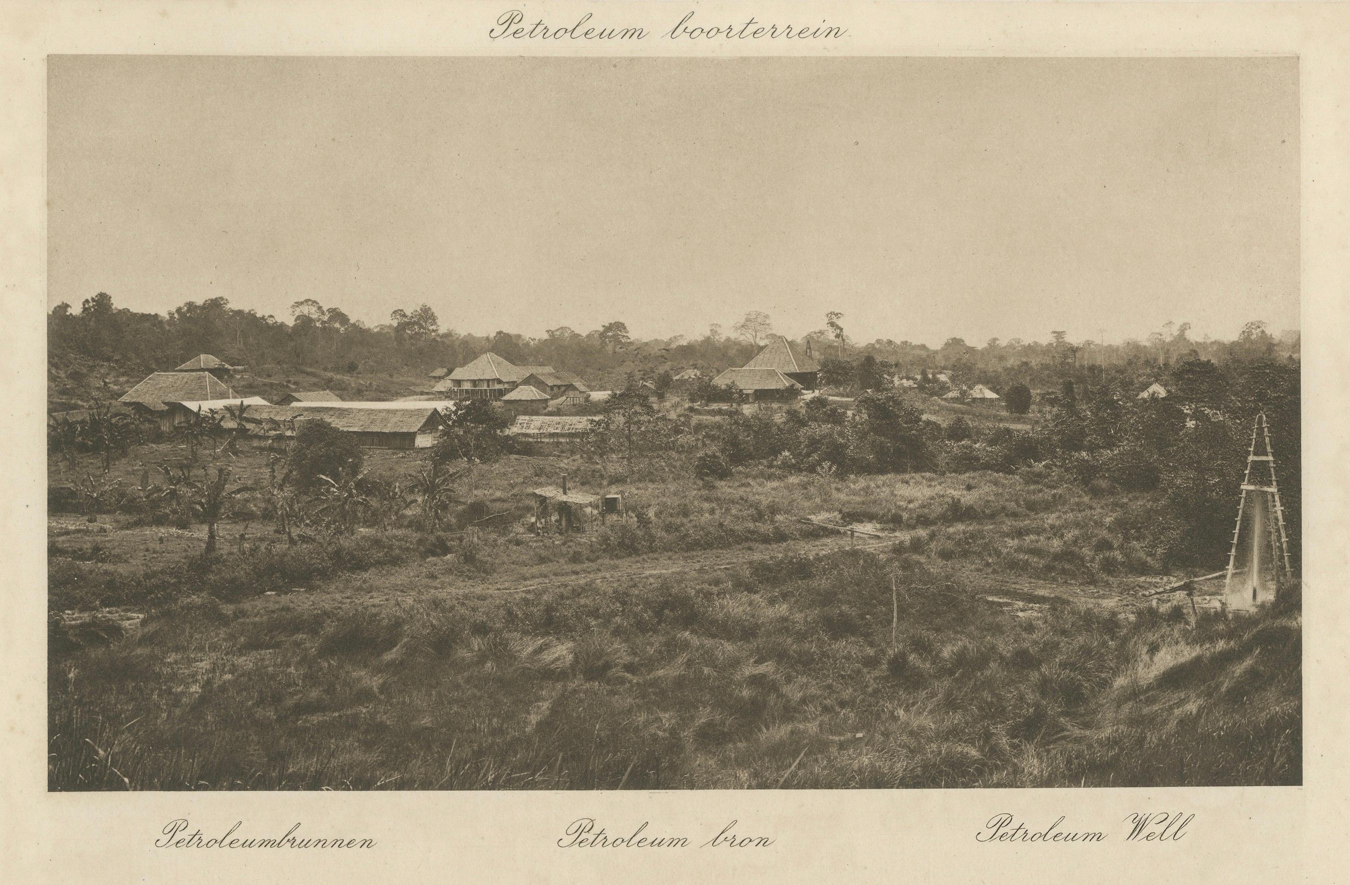 Yacimientos petrolíferos con antorchas de gas, Aceh - C.J. Foto Kleingrothe c.1910 en Bueno estado para la venta en Langweer, NL