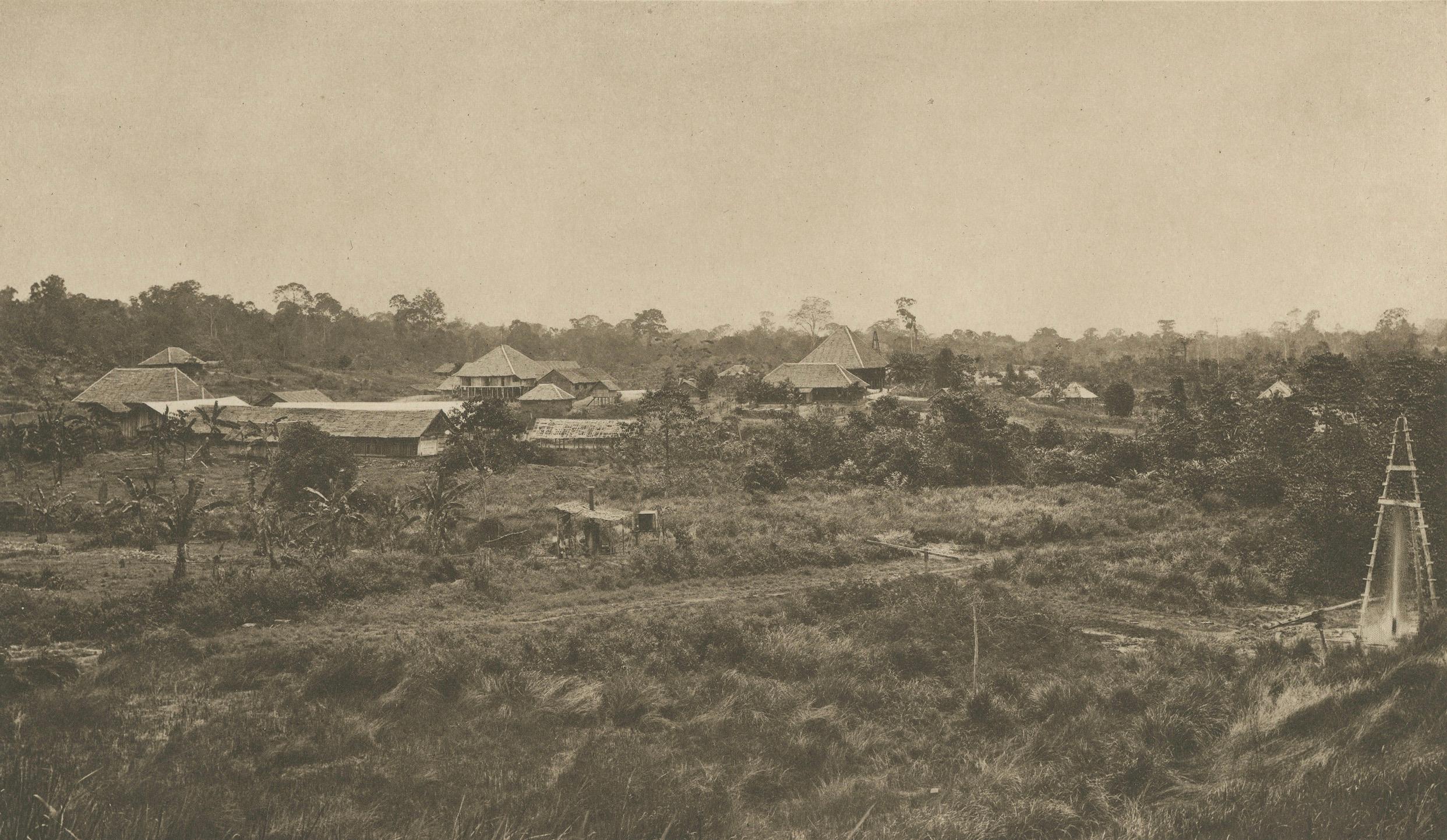 Yacimientos petrolíferos con antorchas de gas, Aceh - C.J. Foto Kleingrothe c.1910 siglo XX en venta