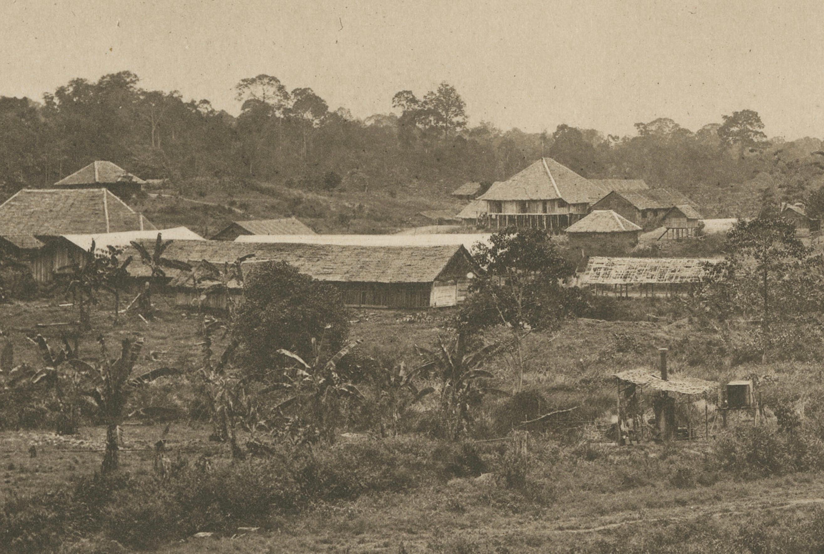 Yacimientos petrolíferos con antorchas de gas, Aceh - C.J. Foto Kleingrothe c.1910 Papel en venta