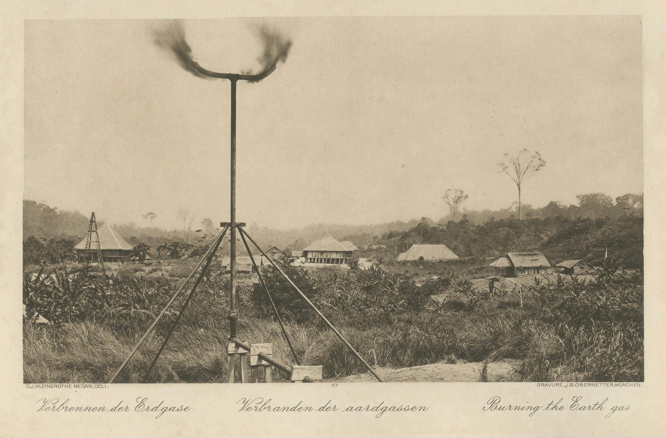 Yacimientos petrolíferos con antorchas de gas, Aceh - C.J. Foto Kleingrothe c.1910 en venta 2