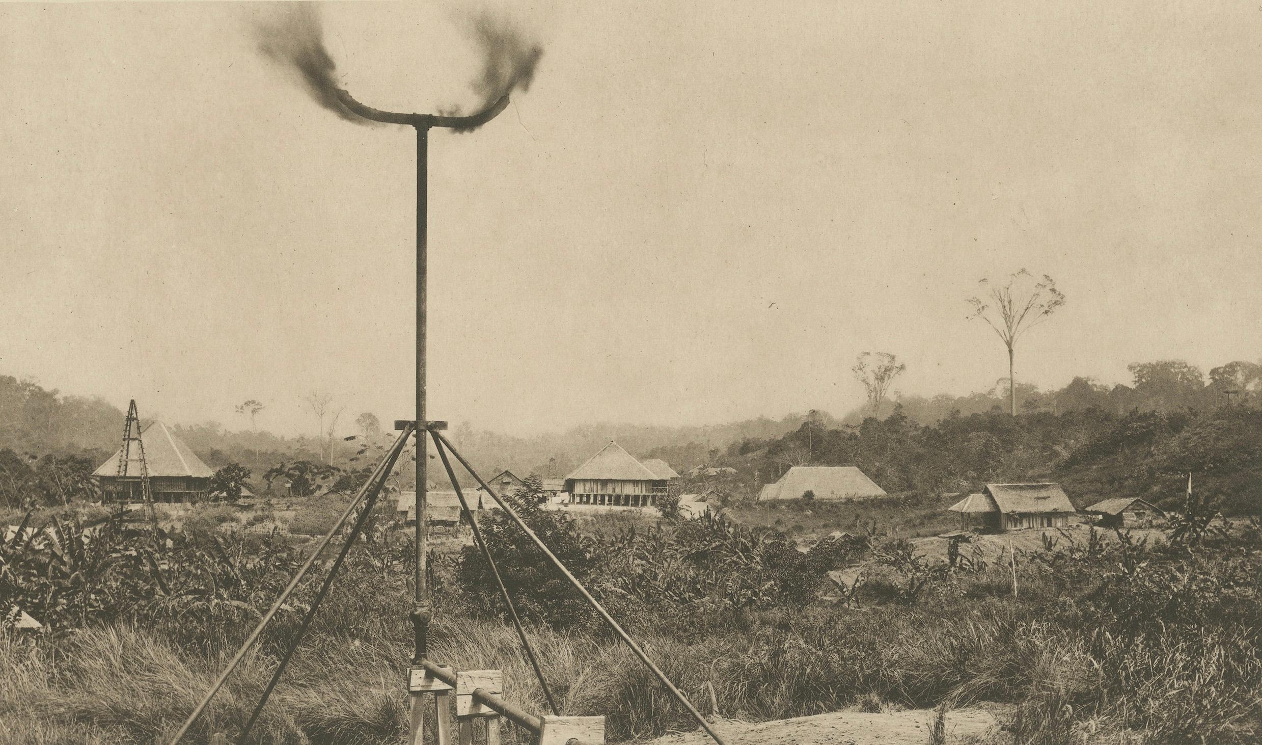Yacimientos petrolíferos con antorchas de gas, Aceh - C.J. Foto Kleingrothe c.1910 en venta 3