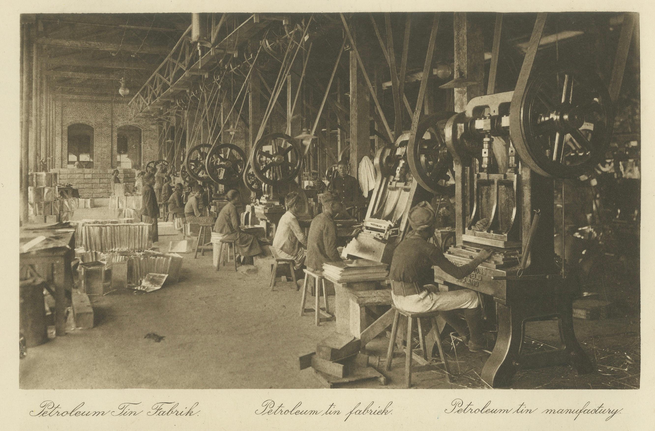Usine d'étain et opérations de remplissage - Photogravure, Sumatra vers 1900 en vente 4