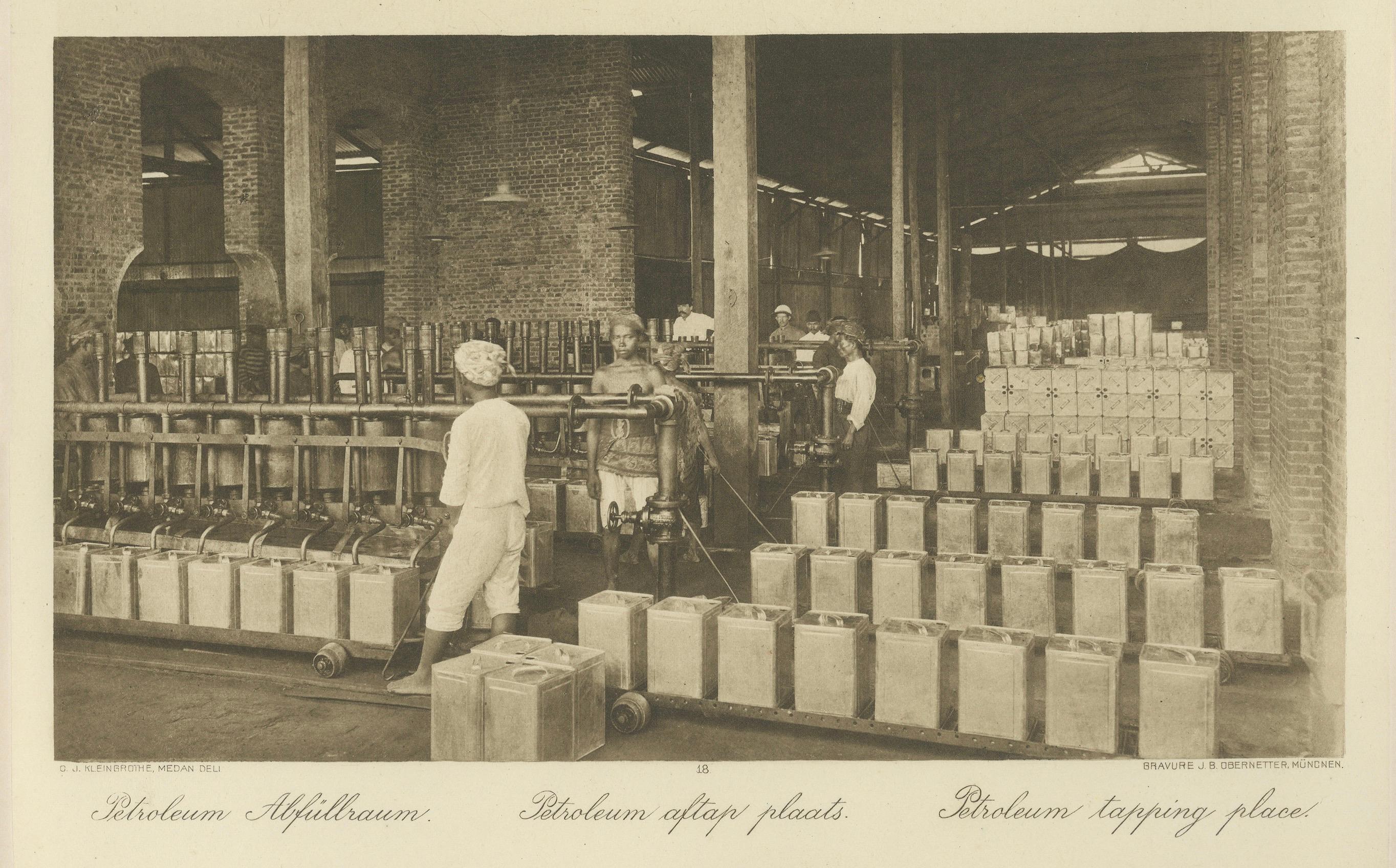 Usine d'étain et opérations de remplissage - Photogravure, Sumatra vers 1900 en vente 5