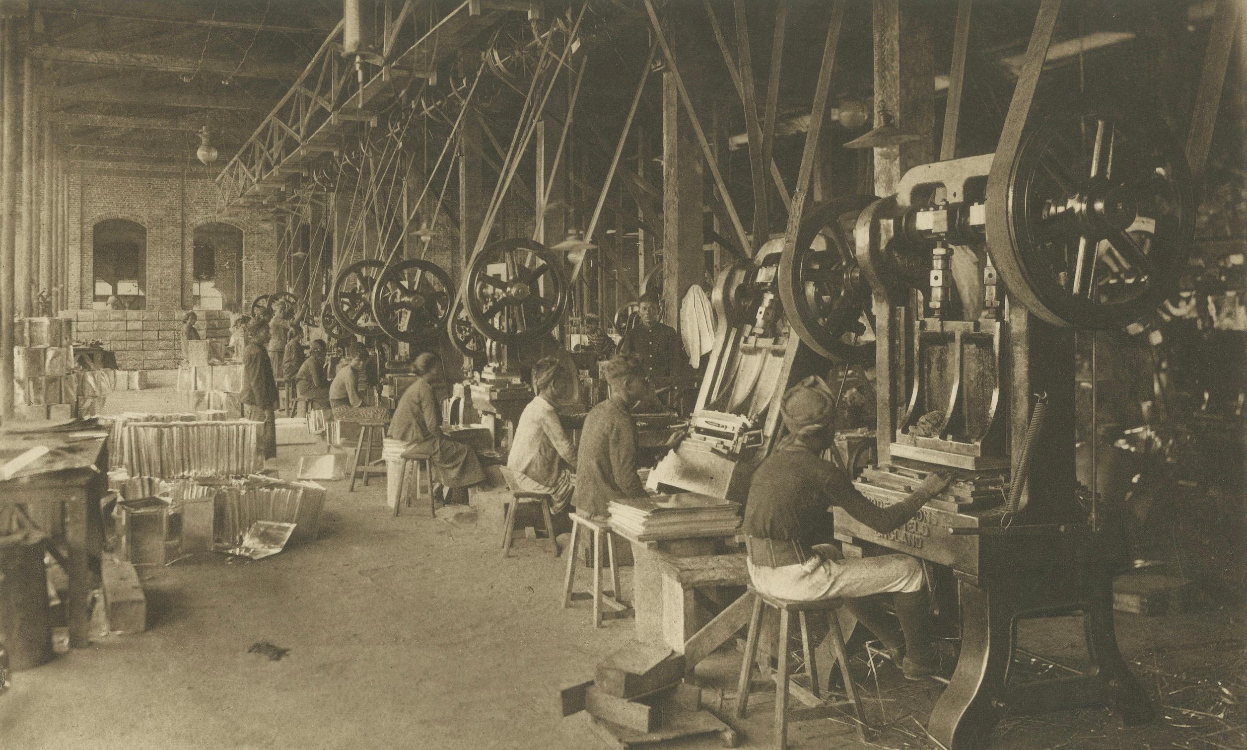 Usine d'étain et opérations de remplissage - Photogravure, Sumatra vers 1900 en vente 6