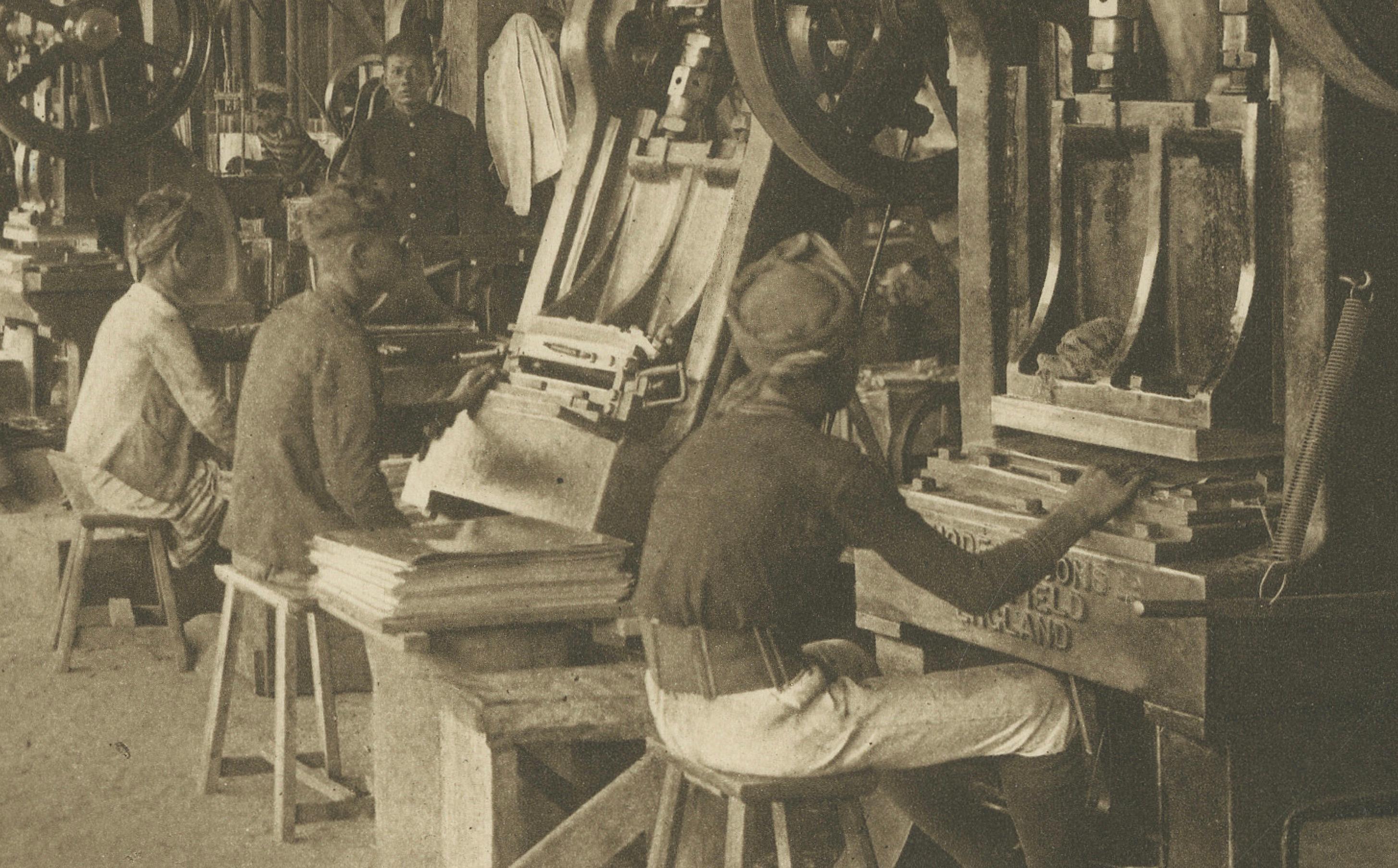 Usine d'étain et opérations de remplissage - Photogravure, Sumatra vers 1900 en vente 7