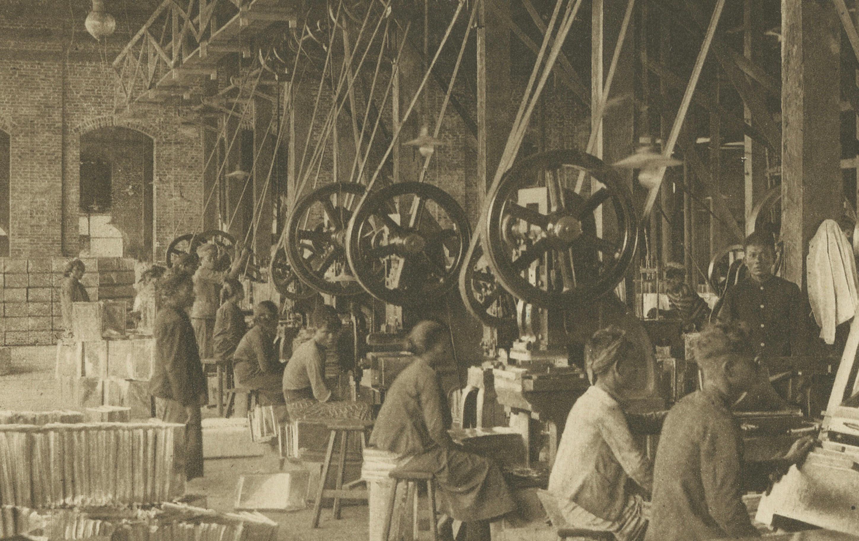 Usine d'étain et opérations de remplissage - Photogravure, Sumatra vers 1900 en vente 8