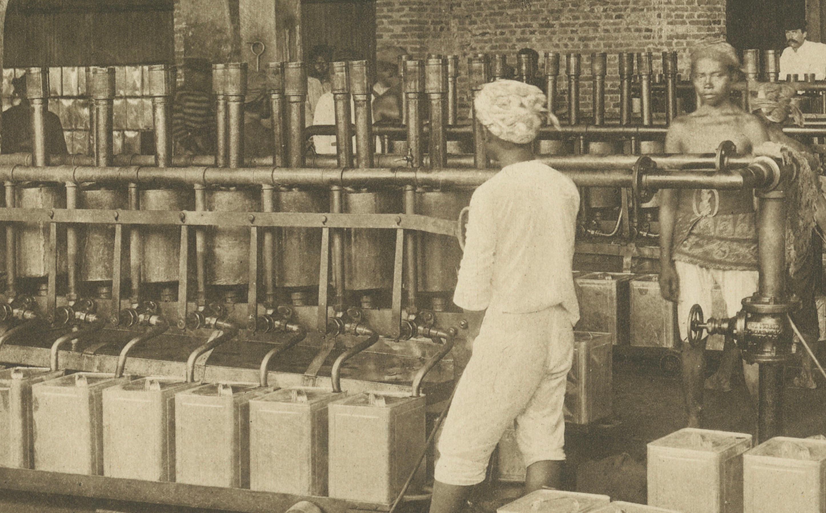 Usine d'étain et opérations de remplissage - Photogravure, Sumatra vers 1900 en vente 9