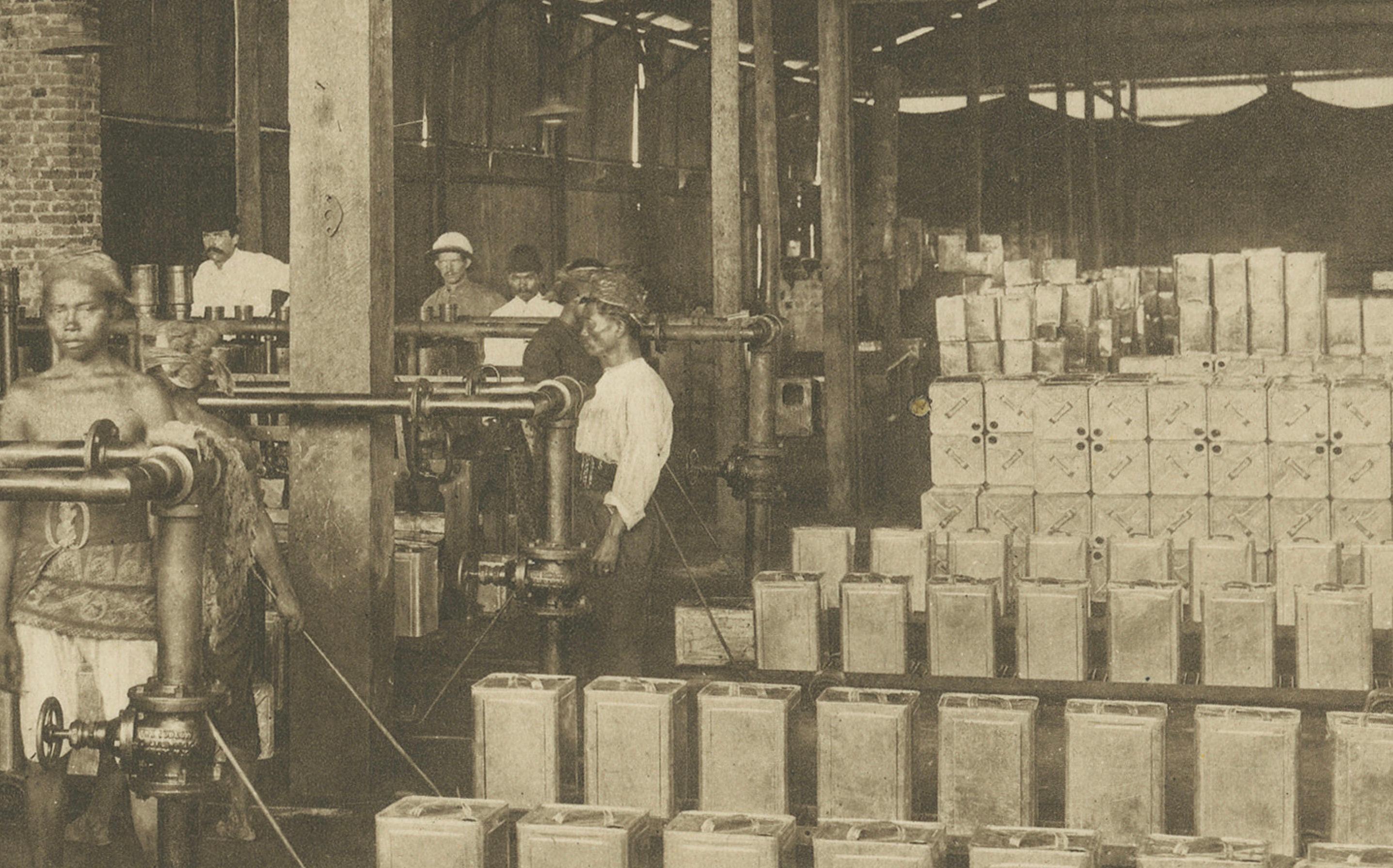 Usine d'étain et opérations de remplissage - Photogravure, Sumatra vers 1900 en vente 10