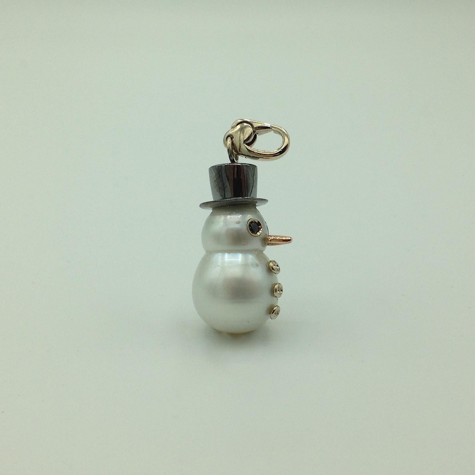 I wanted to create for the winter time a new pendant with an Australian pearl.
Its special shape inspired me to create a snowman.
It has a cylinder hat  plated black rhodium. 
Its eyes are two black diamonds, in total ct 0,03.
Its carrot nose is in