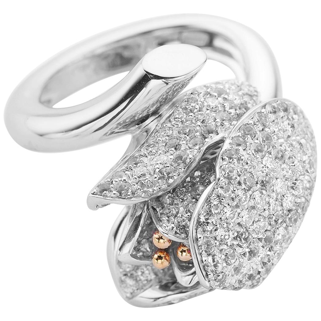 Petronilla Bague cocktail fleur tulipe en or blanc 18 carats et diamants blancs de 2,60 carats en vente