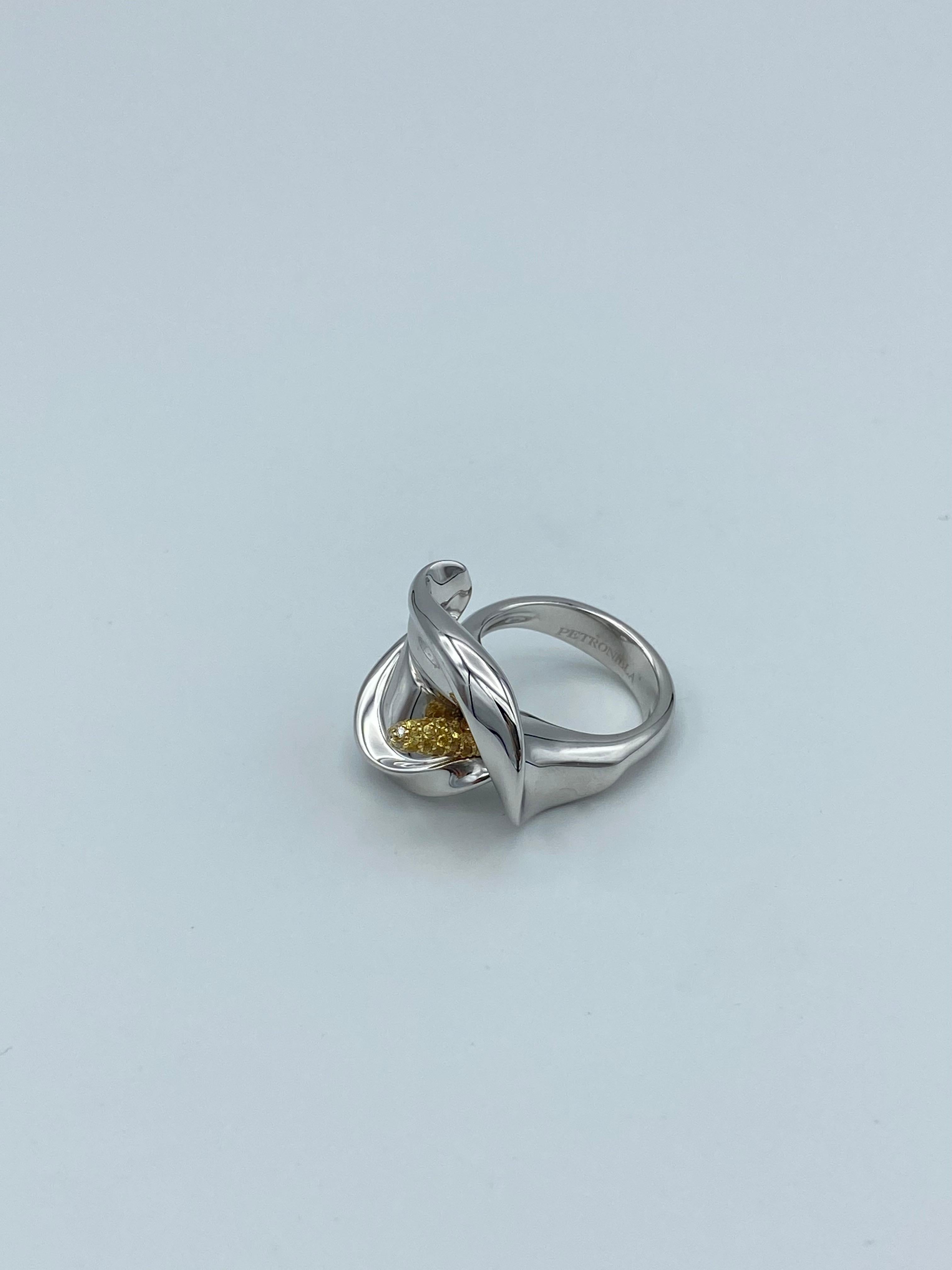 Calla White Diamond Yellow Sapphire 18Kt Gold Ring Made in Italy
This unique and wonderful ring has been inspired by flowers and its head is a real calla for its volumes. The pistil has been created by diamonds and yellow sapphires in three