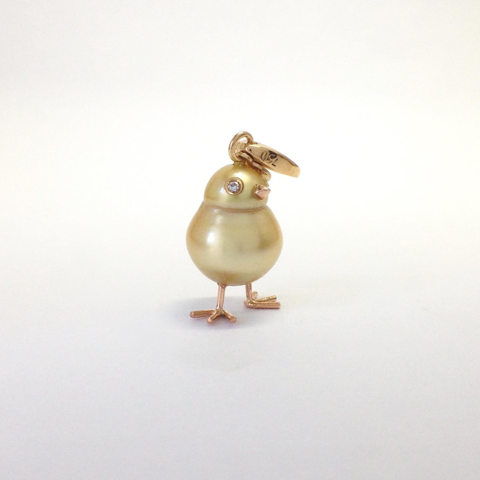 A beautiful Australian pearl has been carefully crafted to make a chick. Its natural y
He has his two legs, two eyes encrusted with two white diamonds and his beak. 
The gold is yellow and is red gold for legs and beak.
The ring for the necklace is