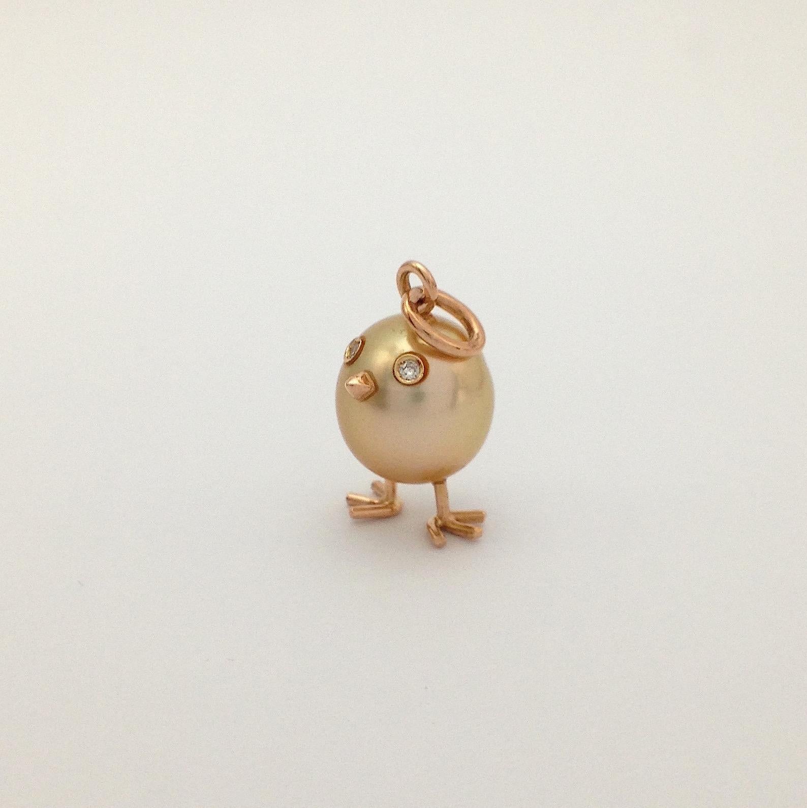 A oval shape Australian pearl has been carefully crafted to make a chick. He has his two legs, two eyes encrusted with two white diamonds and his beak. 
The gold is red.
The chain is not included
The total caliber is ct 0.015.
The size of pearl is