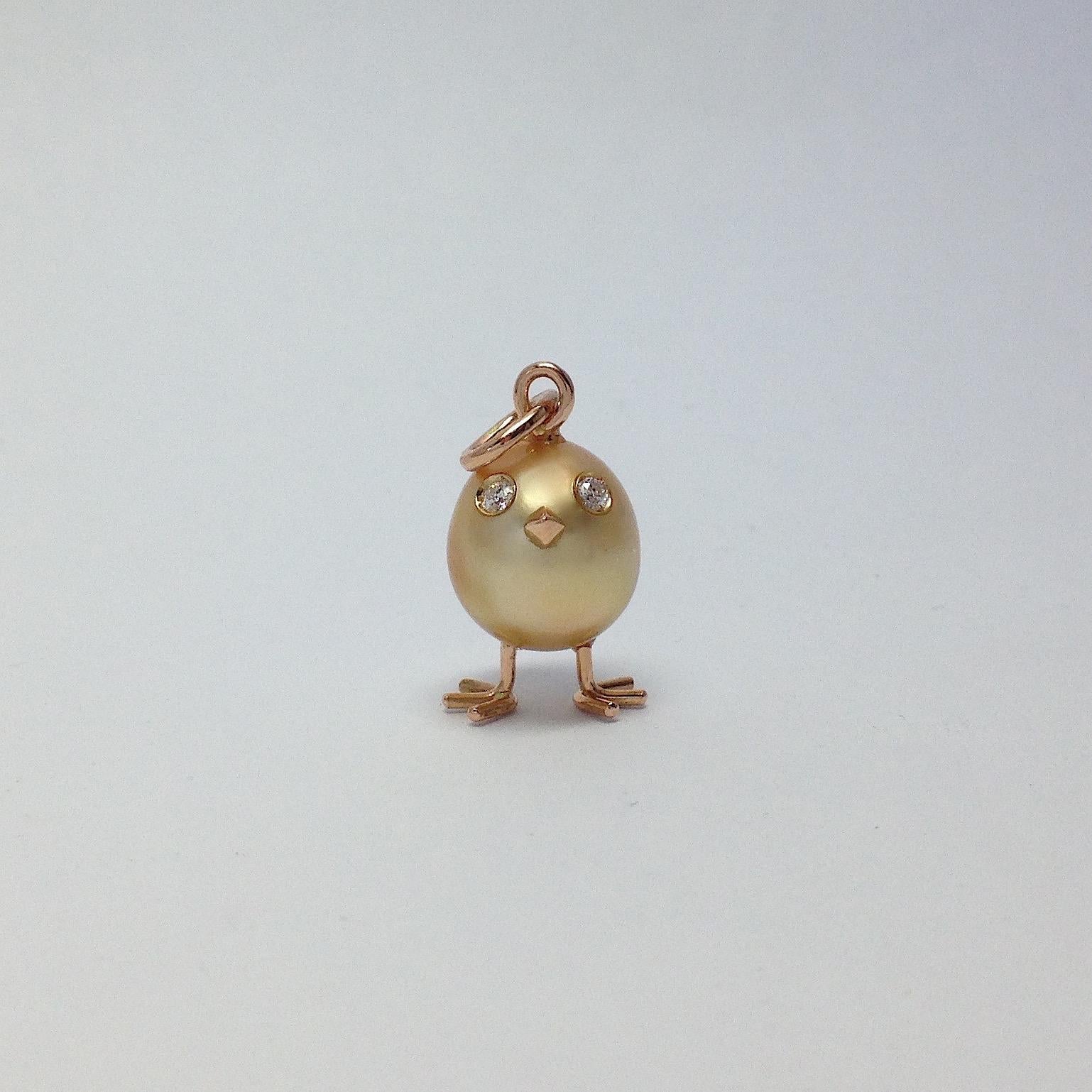 A oval shape Australian pearl has been carefully crafted to make a chick. He has his two legs, two eyes encrusted with two white diamonds and his beak. 
The gold is red.
The chain is not included
The total caliber is ct 0.04.
The size of pearl is