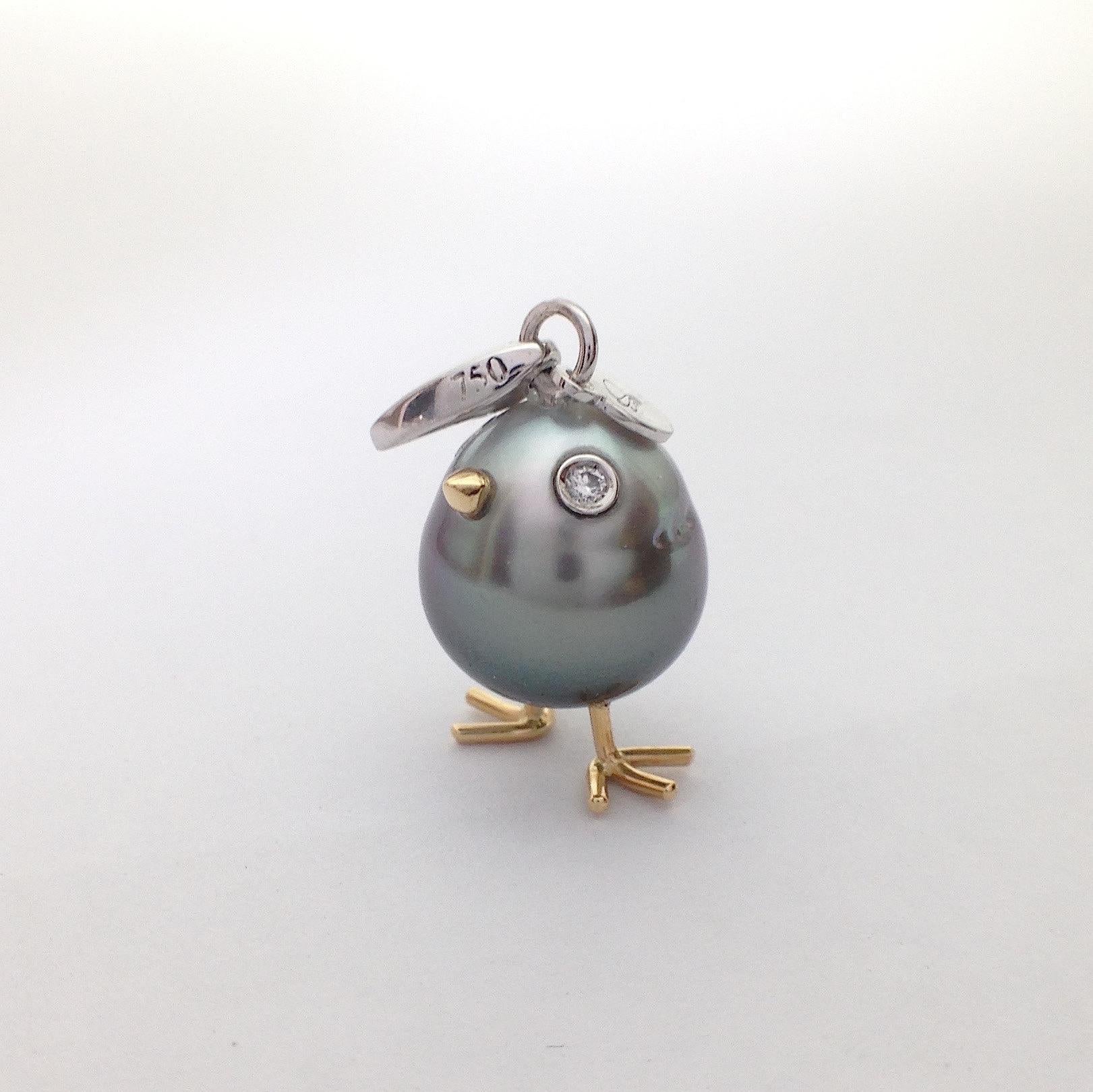 Contemporary Chick Pearl White Diamond 18 Karat Gold Pendant/Necklace or Charm