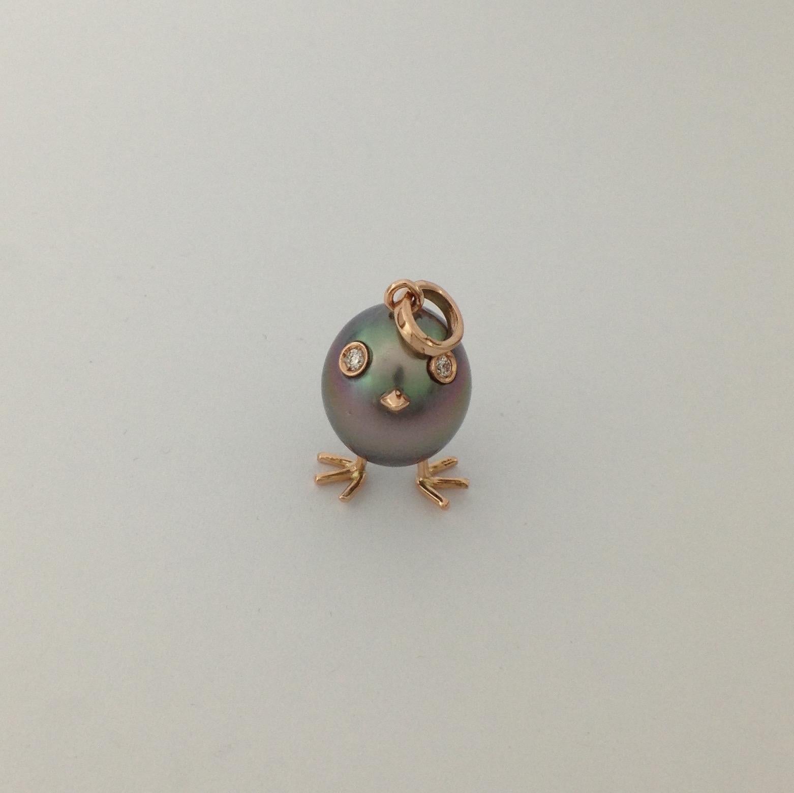 A beautiful Tahitian pearl has been carefully crafted to make a chick. He has his two legs, two eyes encrusted with two white diamonds and his beak. 
The gold is red for all the particulars.
The caliber is ct 0.03.
The height of the pendant