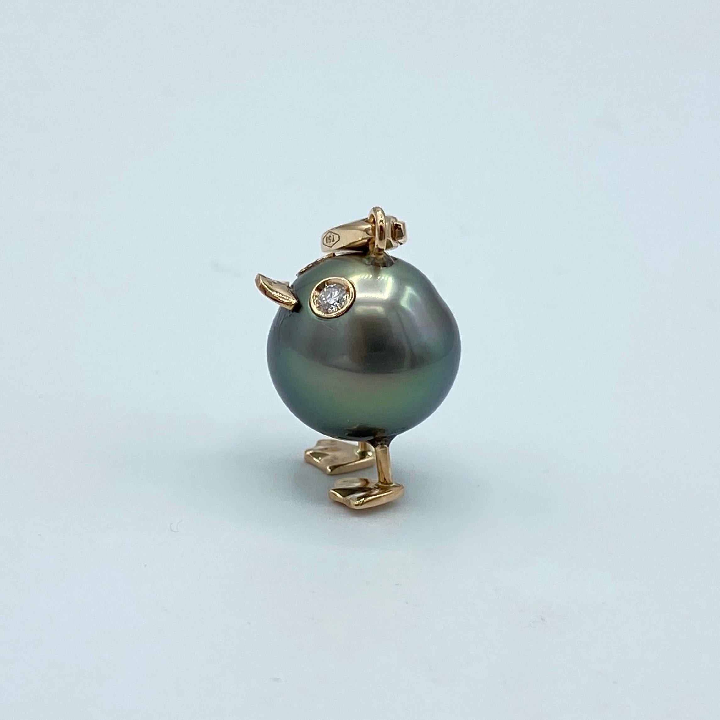 Petronilla Duck Tahiti Pearl 18Kt Gold White Diamond Charm or Pendant Necklace
I made a duck jewel with this wonderful Tahitian pearl of about 12x13 mm.
All the details are red gold.
Its eyes are two white diamonds of 0.03 ct each.
The red gold ring