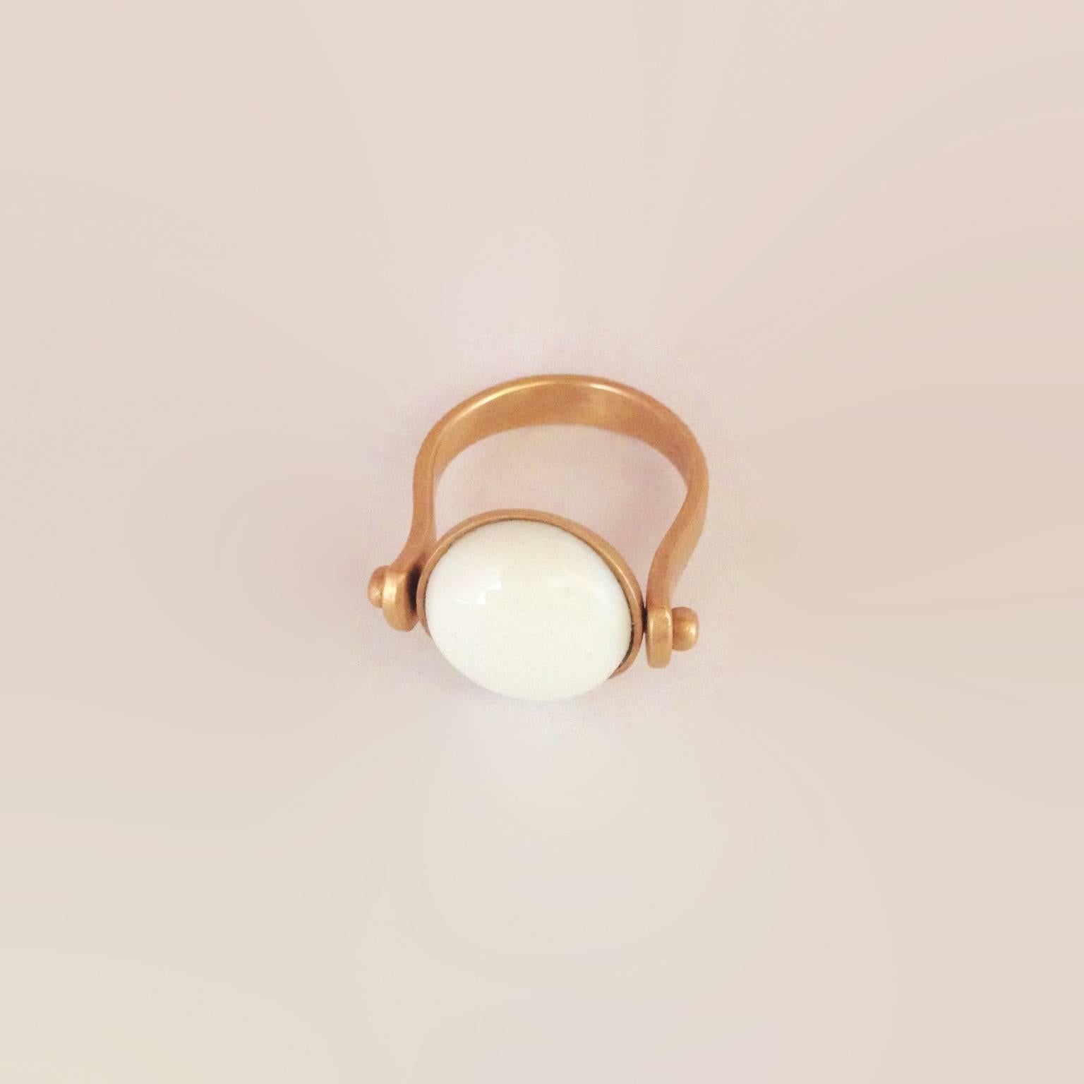 Handmade in Italy Roman Style Kogolong 18Kt Gold Reversible Ring
This ring is inspired by ancient Roman jewelry. They used to wear a ring where its head would be round. There's a white round kogolong as a button above and if you turn it around
