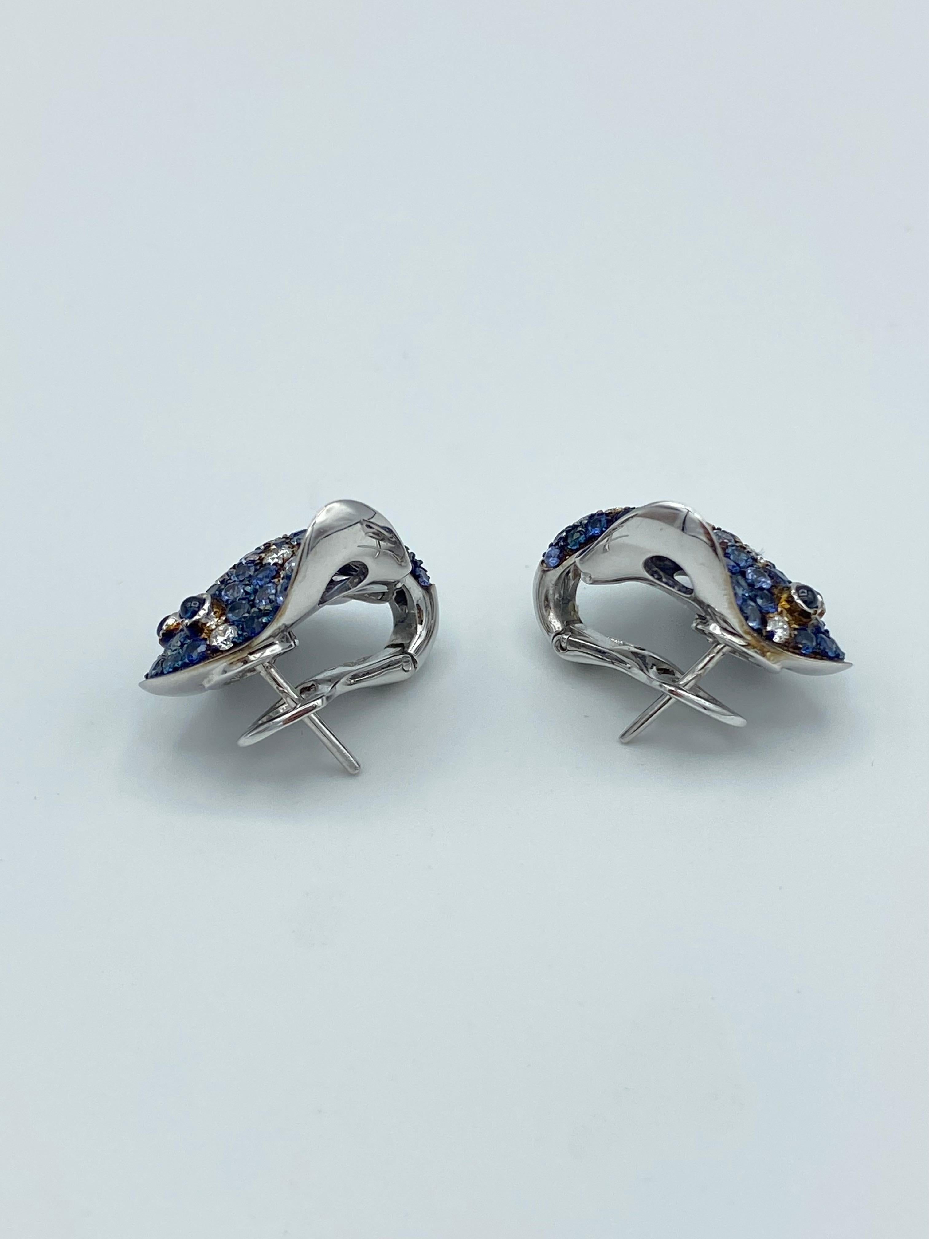 Round Cut Petronilla Ray Fish White Diamond Blue Sapphire 18Kt Gold Made in Italy Earrings For Sale