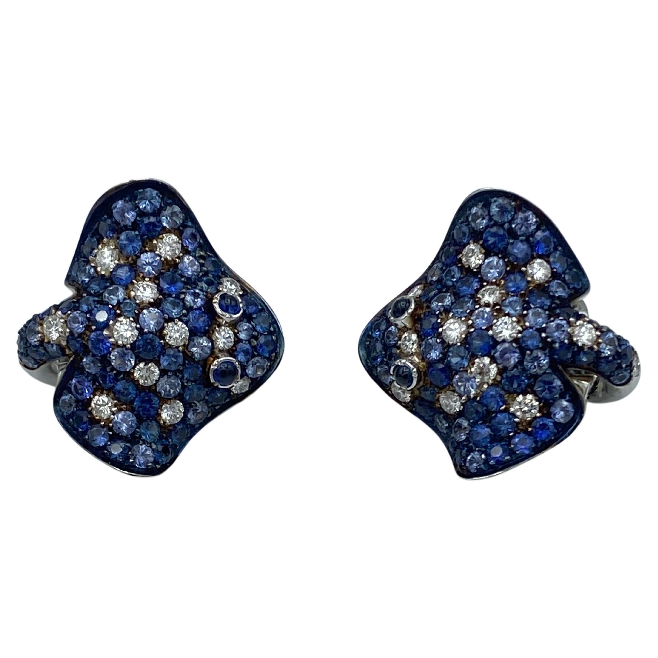Petronilla Ray Fish Boucles d'oreilles en or 18 carats avec diamants blancs et saphirs bleus, fabriquées en Italie