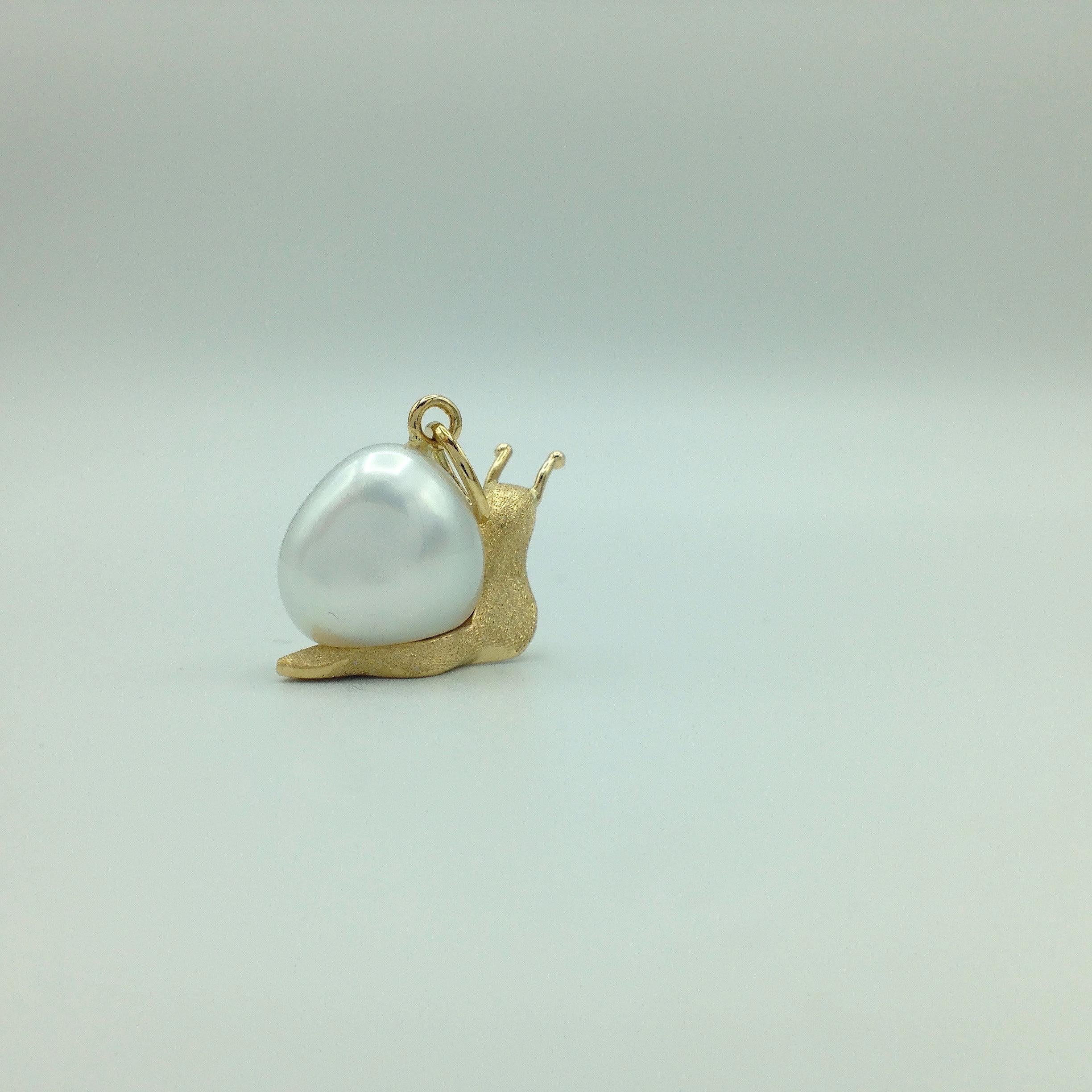 Petronilla Snail Engraved 18 Karat Gold Pendant / Necklace Made in Italy In New Condition In Bussolengo, Verona