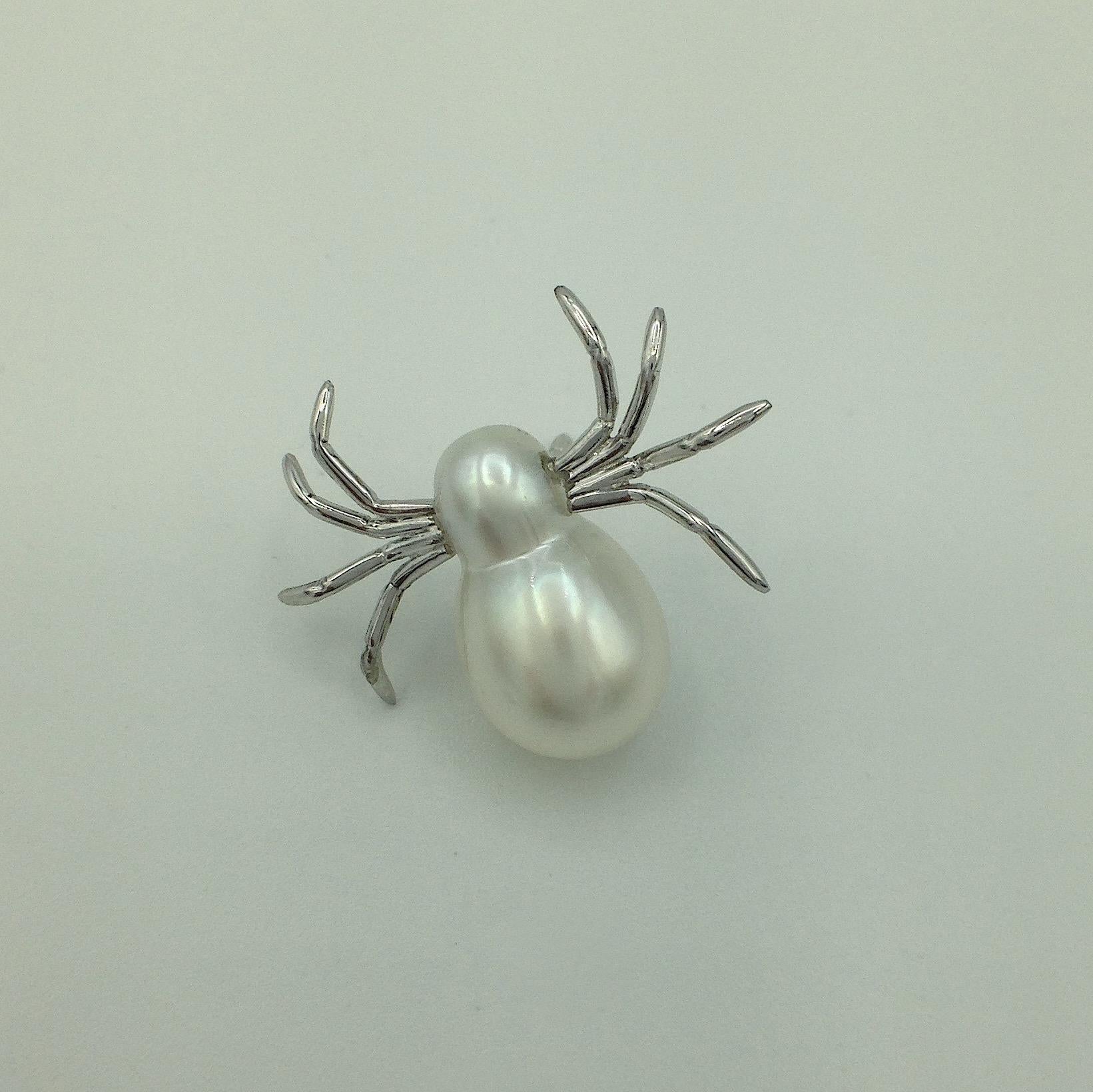 White 18 Karat White Gold Pearl Pin Spider Made in Italy
I use a little Australian pearl to create a spider brooch.
It's a nice jacket brooch, suitable for both men and women
The pearl is 16x9 mm.


