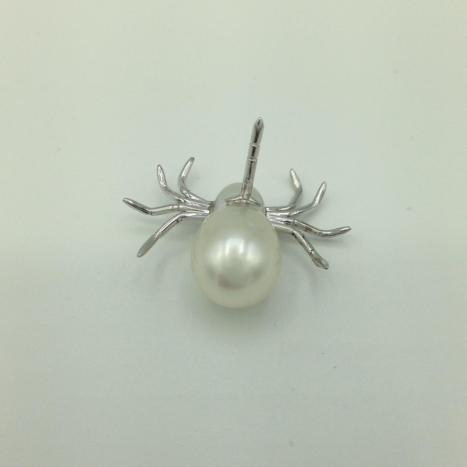 White 18 Karat White Gold Pearl Pin Spider Made in Italy im Zustand „Neu“ in Bussolengo, Verona