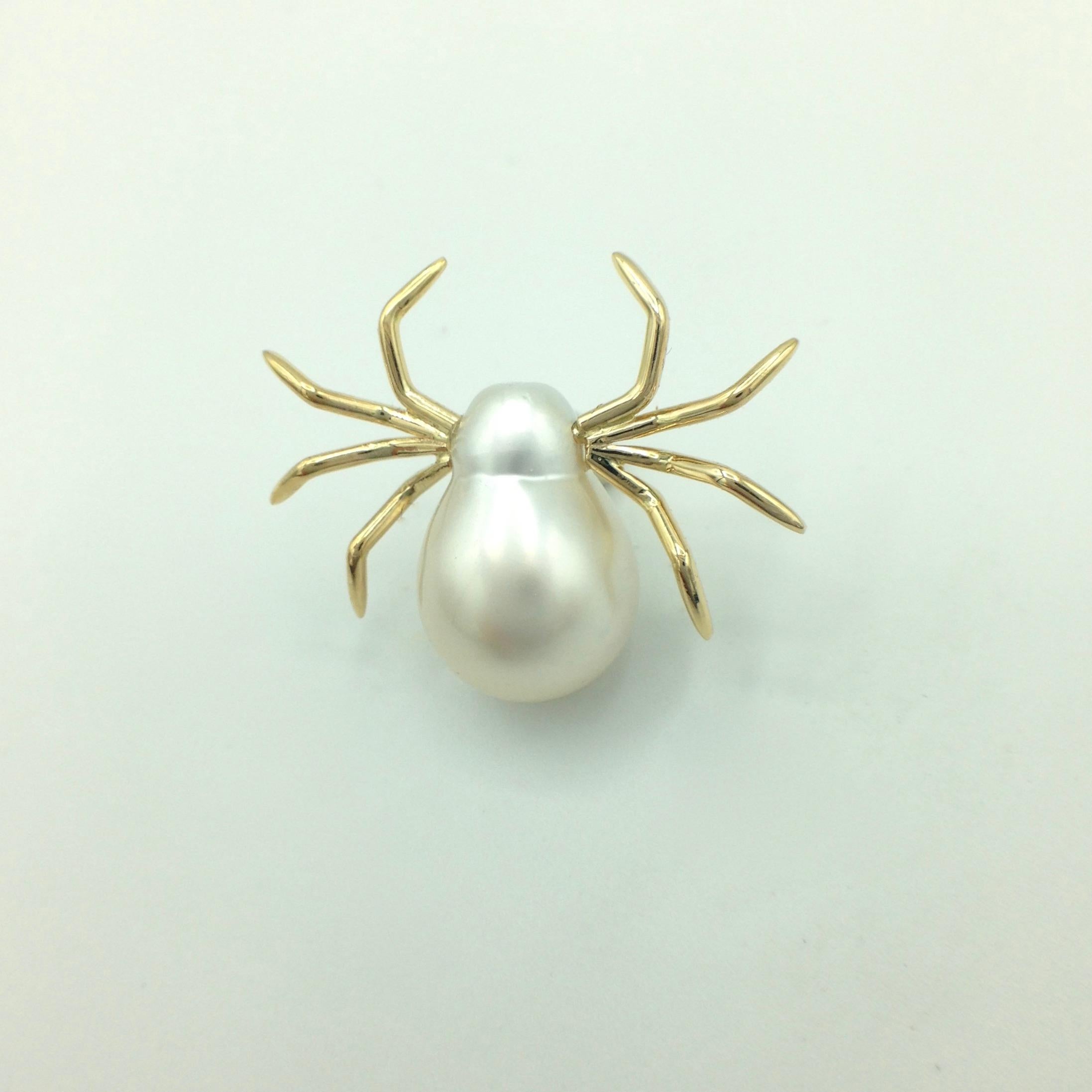 18 Karat Gold Pearl Pin Spider Made in Italy
I use a little Australian pearl to create a spider brooch.
It's a nice jacket brooch, suitable for both men and women
The pearl is 15x10 mm.


