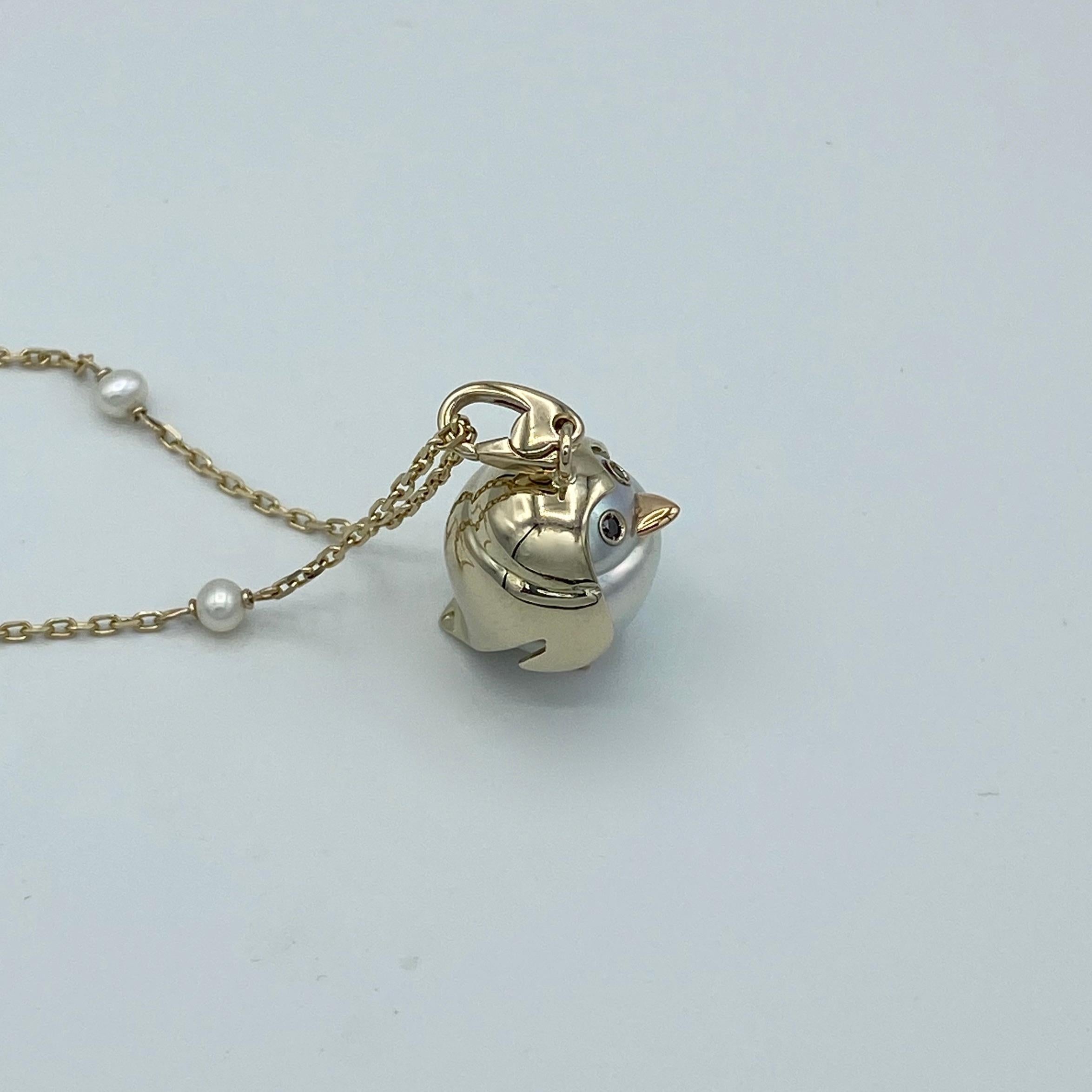 White 18 Karat Gold Australian Pearl Penguin Pendant Charm and Necklace In New Condition In Bussolengo, Verona