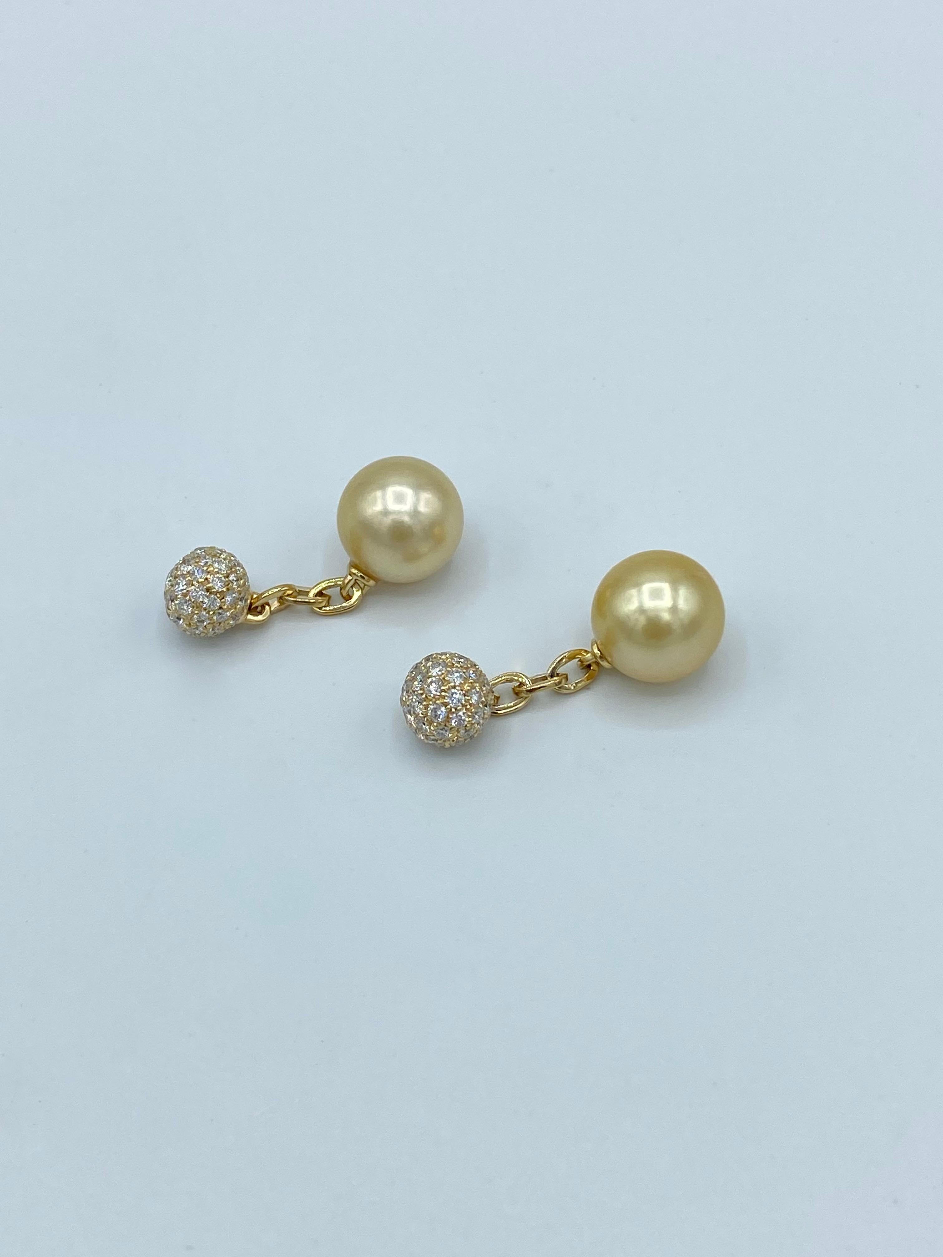 Refined and elegant pair of cufflinks made of 18Kt gold.
Gold Australian pearls have a very beautiful silky color and are unmarked.
Each piece is made of a Australian pearl of about 11 mm in diameter joined by a chain handmade to a slightly