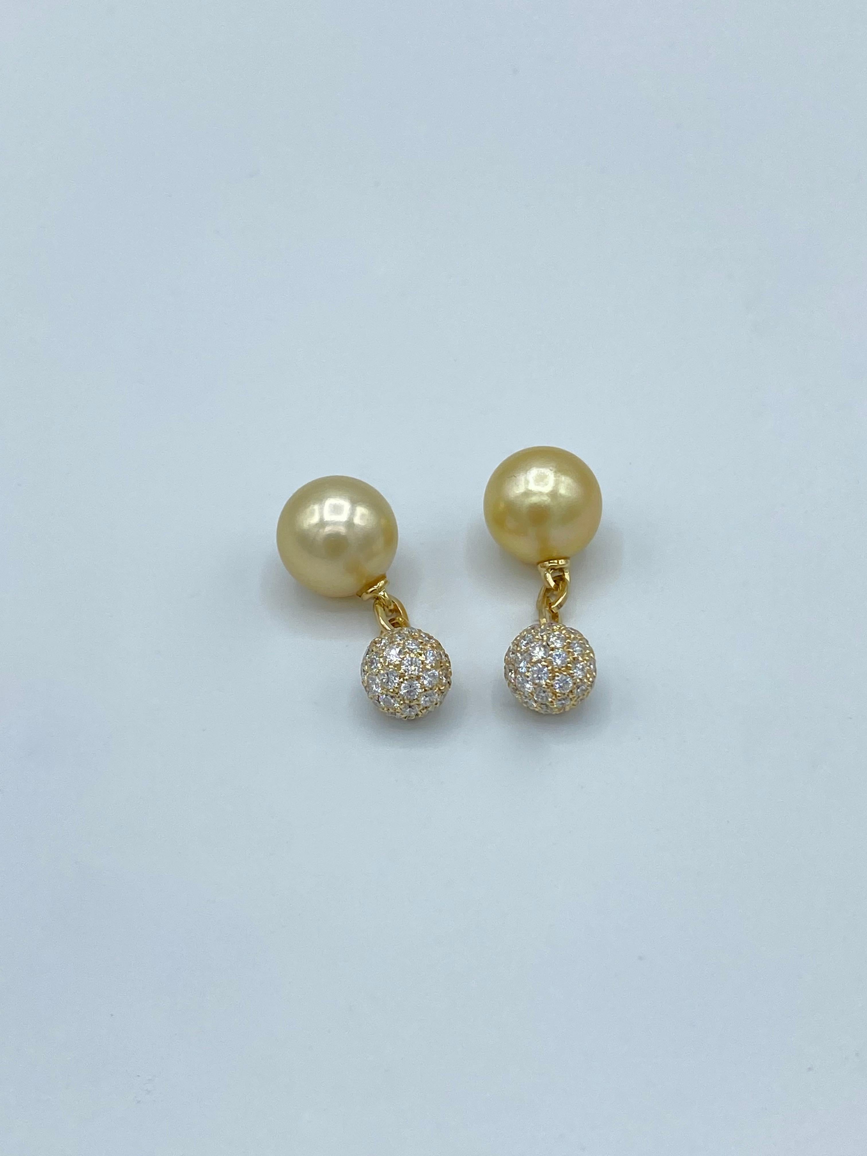 Contemporary White Diamond South Sea Pearl 18 Karat Gold Cufflinks Made in Italy For Sale