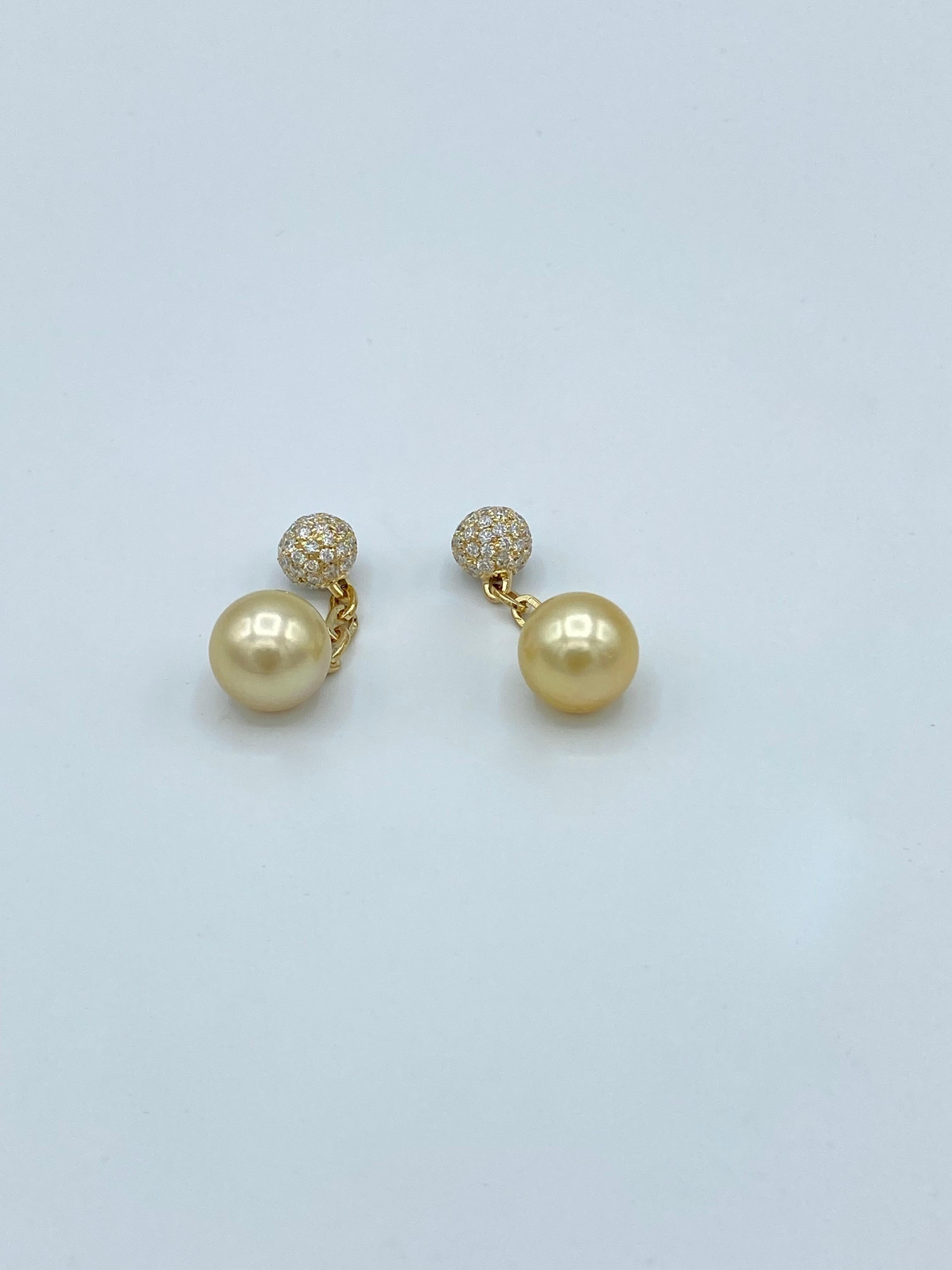 Round Cut White Diamond South Sea Pearl 18 Karat Gold Cufflinks Made in Italy For Sale