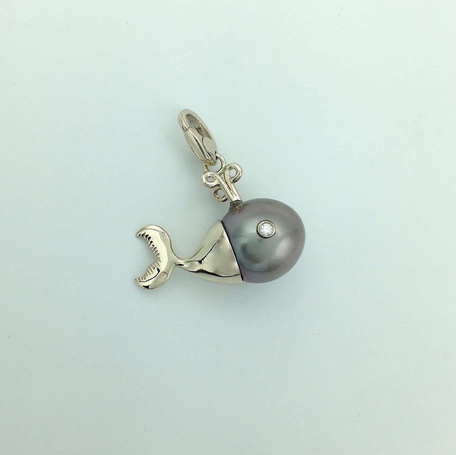 White Diamond Tahiti Pearl 18 Karat Gold Whale Pendant/Necklace or Charm In New Condition In Bussolengo, Verona