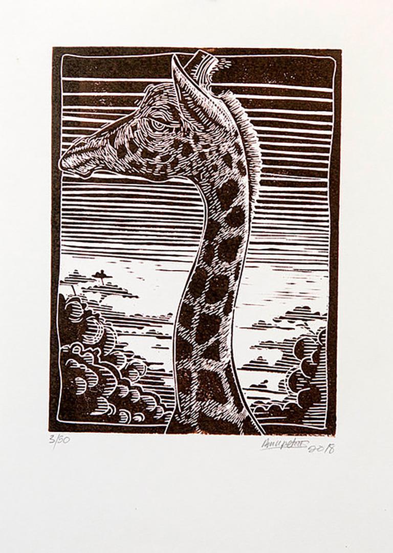 Sans titre (Girafe), 2018. Bloc de linoléum imprimé sur papier, 3/50

Petrus Amuthenu est né à Swakopmund et a grandi dans le nord de la Namibie, à Uukwaludhi. En 2002, une rencontre fortuite avec le défunt artiste Samuel Mbingilo au Katutura