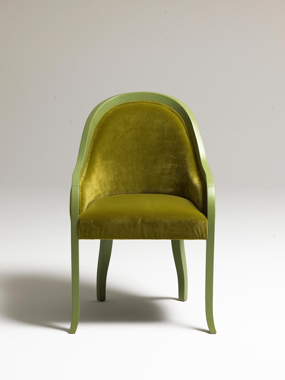 Petunia. Small armchair with rounded and soft shapes, composed by a structure in green lacquered wood and cushioning
covered with precious matching-color velvet. Designed by Aldo Cibic.
A joyful and colorful reinterpretation of a timeless, elegant