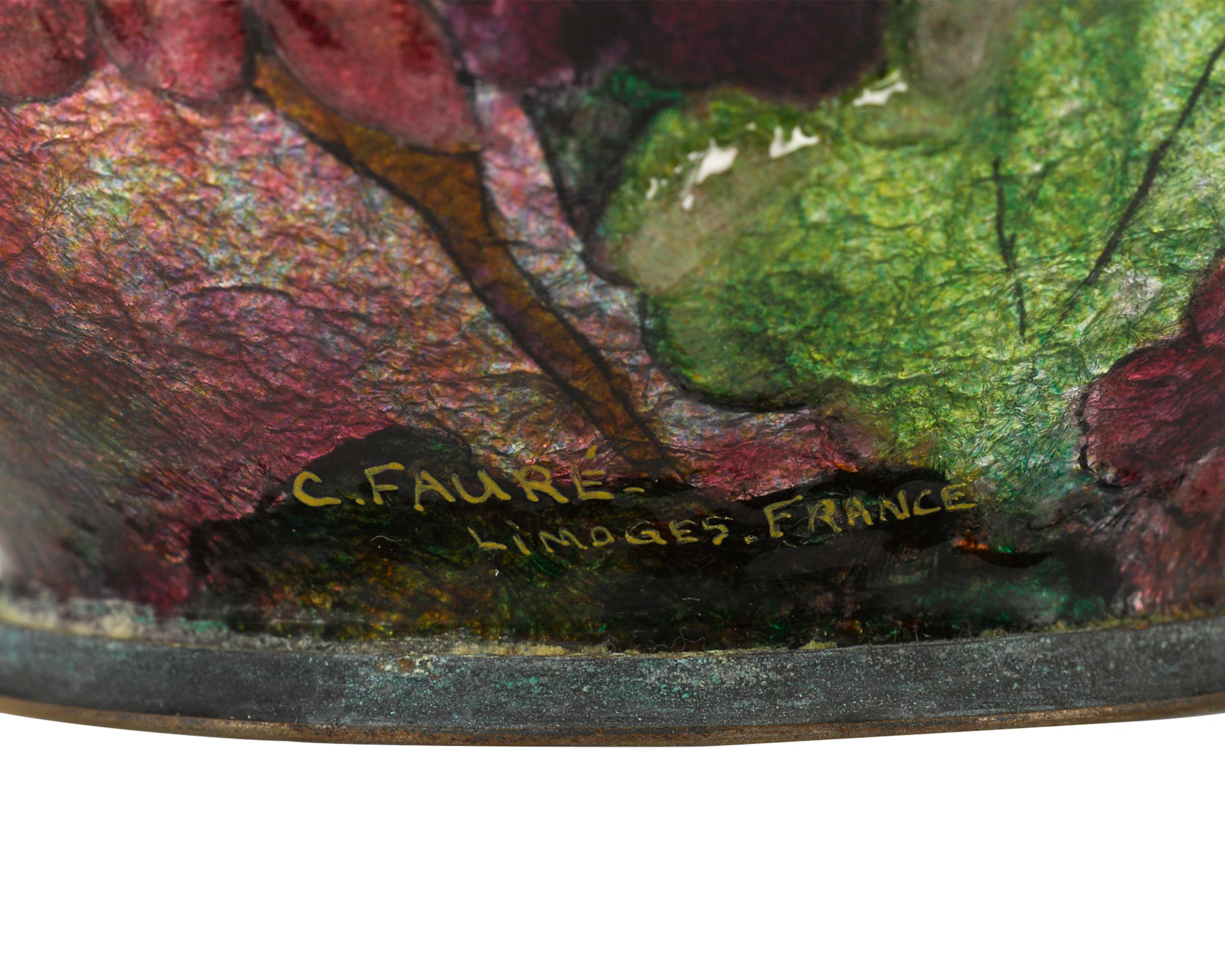Ce vase de la célèbre artiste décoratrice française Camille Fauré est orné de fleurs roses et violettes éclatantes sur un fond bleu lumineux. Fauré est réputé pour ses designs Art déco uniques:: mis en valeur par sa technique caractéristique