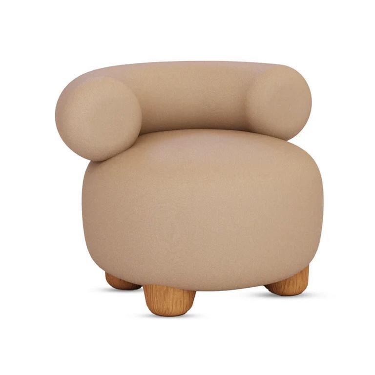La poltrona PEU Accent Chair di Essentia Home ridefinisce una geometria morbida e un design giocoso in un arredamento di lusso contemporaneo. Con la sua forma arrotondata e la postura voluminosa, questo pezzo unisce il comfort a una presenza