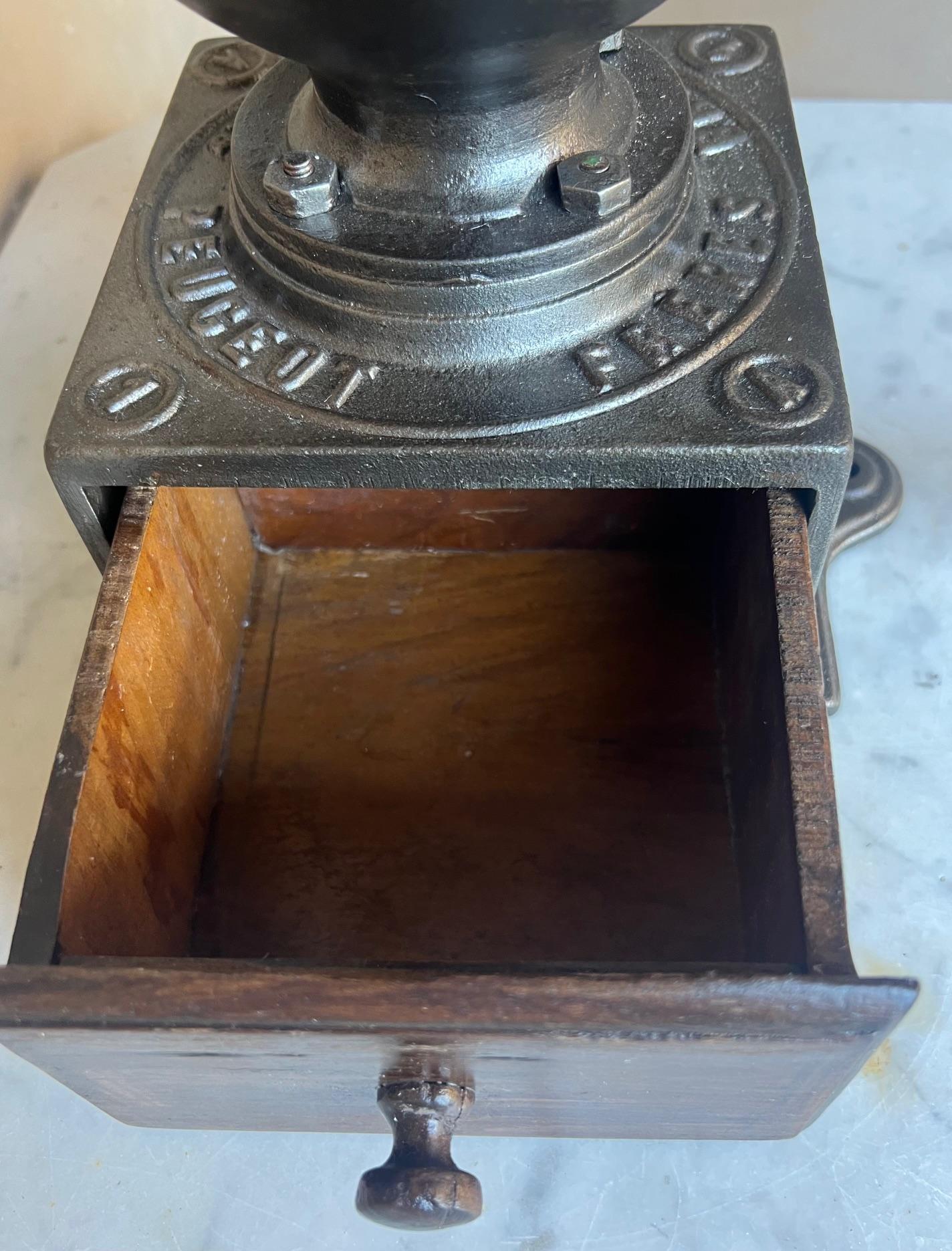 Macinacaffè Peugeot Freres in ghisa, anni 1880 In condizioni buone in vendita a Ross, CA