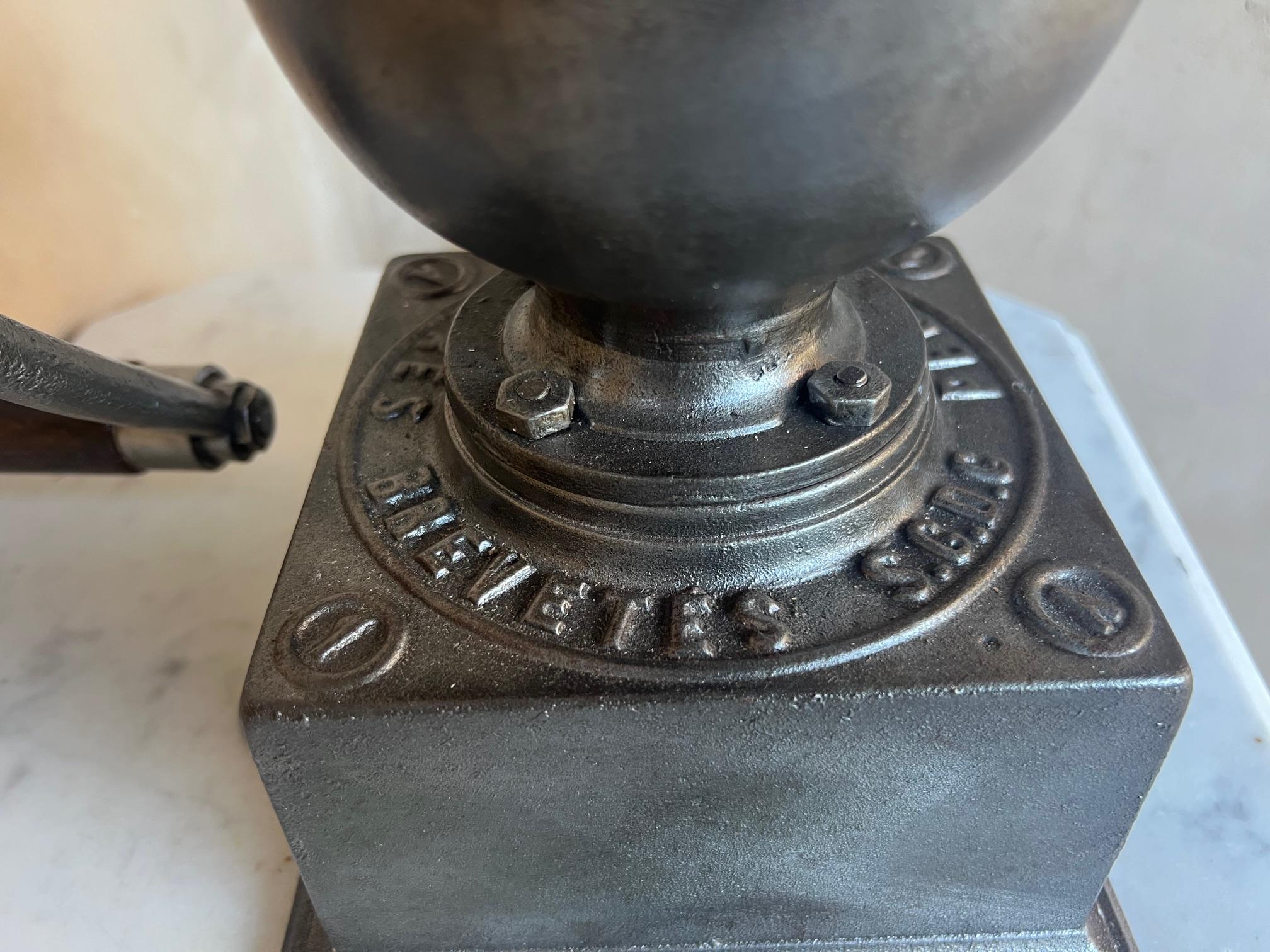 Ottone Macinacaffè Peugeot Freres in ghisa, anni 1880 in vendita