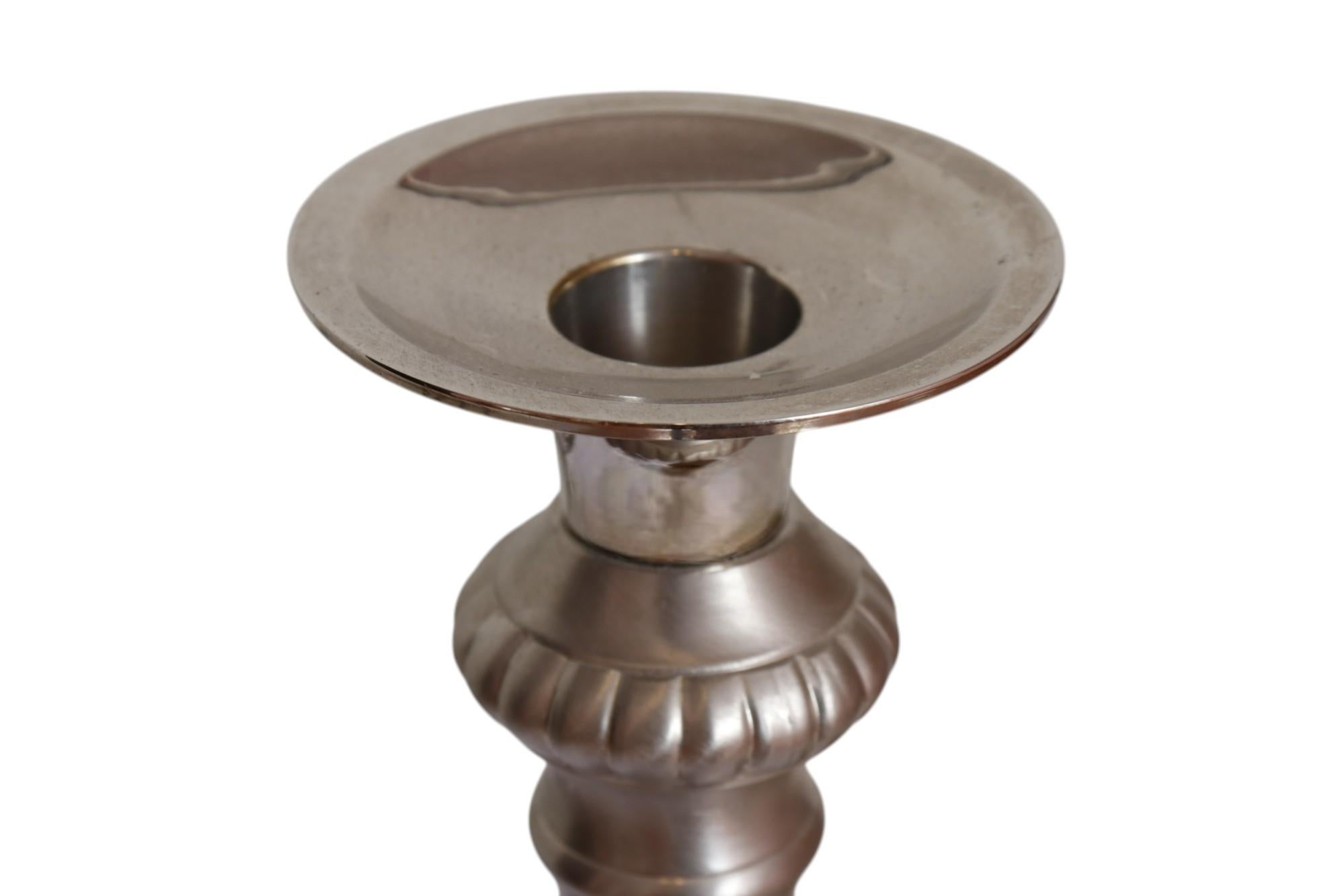 Zinn und Nickel Säule Säule Kerzenhalter, ein Paar im Zustand „Gut“ im Angebot in Bradenton, FL